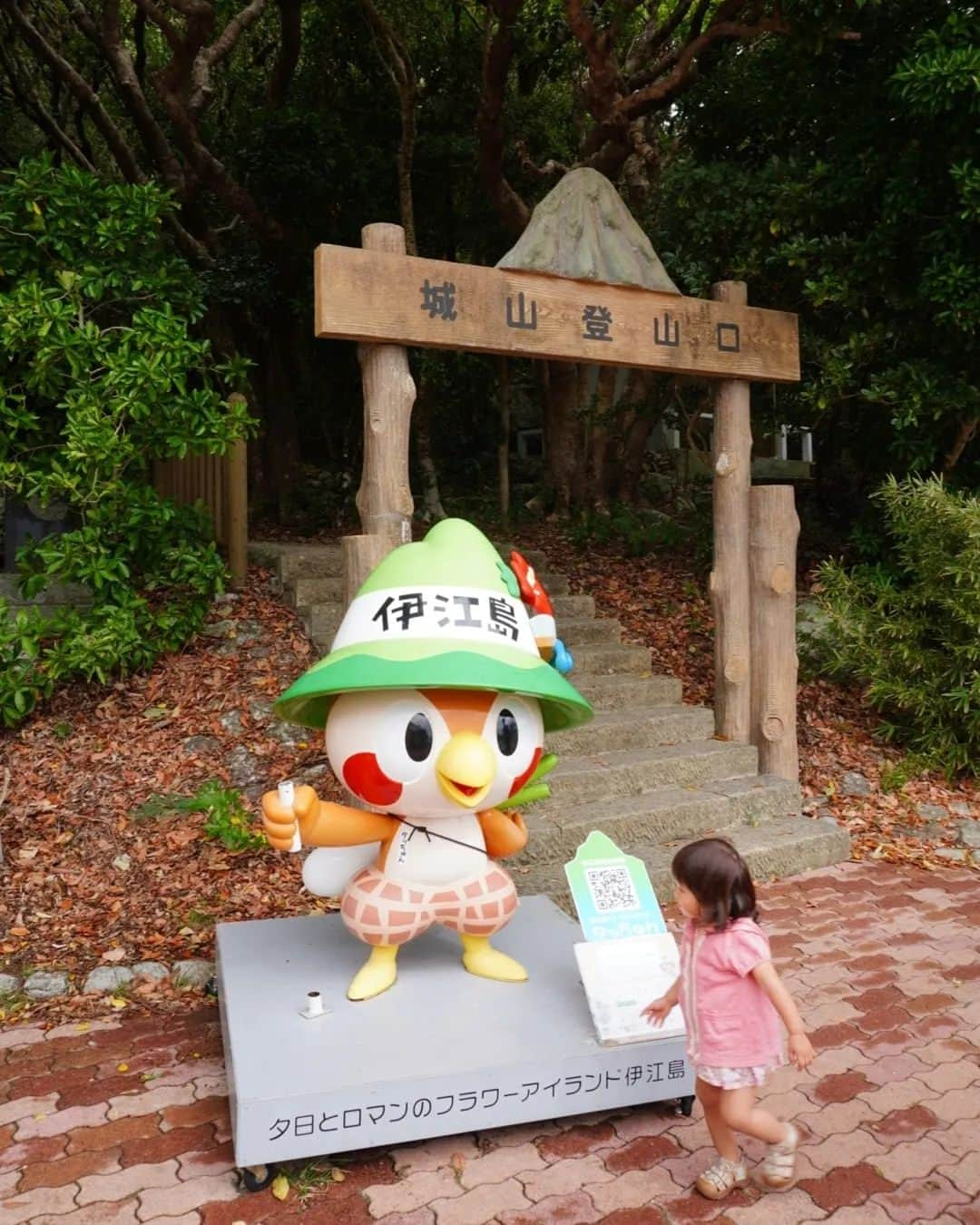 芳美リンさんのインスタグラム写真 - (芳美リンInstagram)「🗾沖縄/伊江島　Ie Island/Okinawa  伊江島、ドライブ🚗 お立ち寄りスポット♪  1〜4枚目 城山（伊江島タッチュー)  伊江島の象徴的なお山🏔 独特のフォルムがかっこいい！👏  妊婦&1歳児連れなので、登るのは断念。 というか夫NG出た（笑） マタ旅は無理しないのが鉄則ですね(*^^*)  5〜7枚目 公益質屋跡  伊江島は戦時中は激戦区だったそうです。 戦争を風化させないための大切な跡地。  8〜10枚目 ニャティヤ洞  ハート形の洞窟。 子宝祈願のパワースポットです。 私は安産祈願をしました。  #carstay#carstayアンバサダー #城山#伊江島タッチュー #公益質屋跡#ニャティヤ洞 #伊江村#伊江島#伊江島観光 #Jetstarで沖縄 #マタ旅#子連れ旅#トラベラルトドラー #japantrip #okianwatrip #沖縄旅行#carstayアンバサダー #カムロードレガードネオプラス２#キャブコン」11月24日 21時05分 - lynn.lynn5