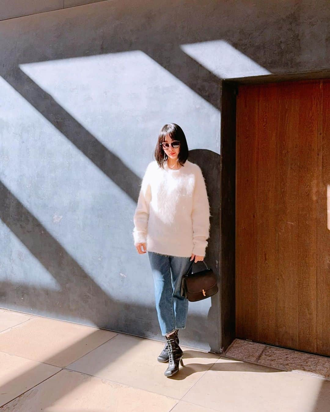 カオルコのインスタグラム：「🔆♥️  明日から寒くなるよぉ  #ootd knit @madisonblue_official  boots @akiranaka.official  bag @therow  denim @sea_japan   #casual #outfit #fashion #sunny #アラフォーコーデ #今日のコーデ #大人カジュアル #tokyo #mood」