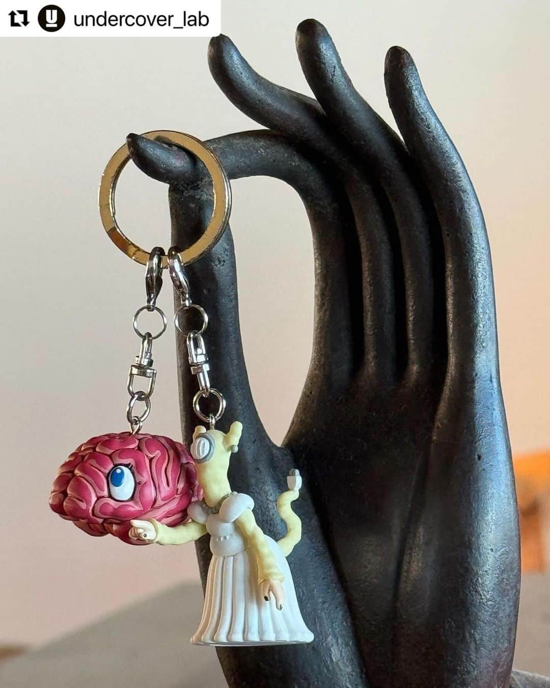 のインスタグラム：「#Repost @undercover_lab with @use.repost ・・・ UNDERCOVER GRACE KEYCHAIN と UNDERCOVER MUSHY BRAIN KEYCHAINが、11月25日土曜日よりアンダーカバー取扱店舗およびオンラインストア、メディコム・トイ直営各店舗およびオンラインストア各店にて販売します。  UNDERCOVER GRACE KEYCHAIN and UNDERCOVER MUSHY BRAIN KEYCHAIN will be available on Saturday, November 25th at MEDICOM TOY stores, online stores, UNDERCOVER stores, and UNDERCOVER online store.   Photo credit: @joniotakahashi」