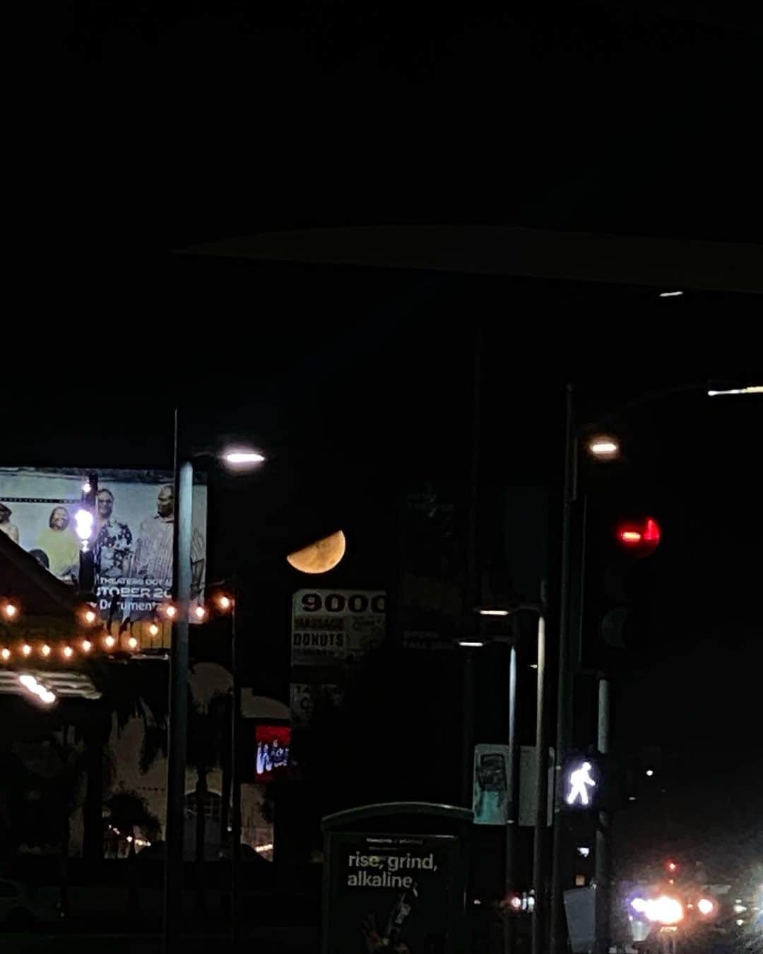 廣瀬なつきのインスタグラム：「NYに行く前日のLAナイト。 月が近くて大きくて🌙カメラでもこんなにくっきりと撮れたよ!!」