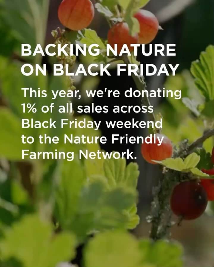 のインスタグラム：「Backing nature this Black Friday weekend. 👨‍🌾💙  We’re donating 1% of sales to the Nature Friendly Farming Network this weekend, in support of their work to promote regenerative farming in the UK.    Building on last year’s donation, money from this year’s donations will fund @nffnuk workshops that facilitate knowledge sharing of sustainable farming methods, with attendees responsible for an estimated 17,000 acres of land. 🐝  Since 1981, we've been dedicated to protecting the biodiversity of our planet. We believe that sustainable farming methods help protect our pollinators, which is why you'll never find harmful pesticides or GM ingredients in our products, and why we advocate so passionately for organic certification.🌱」