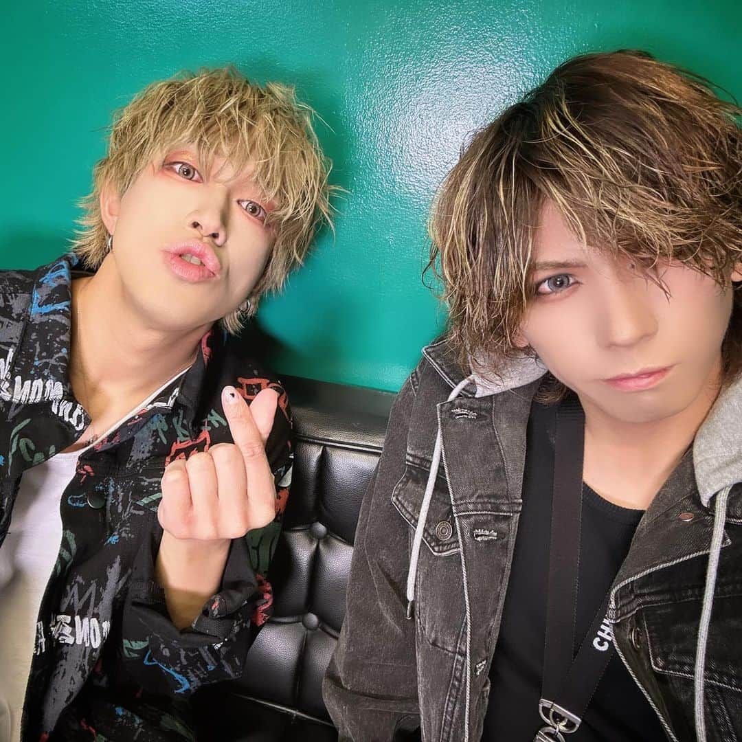 TAKUMA のインスタグラム：「ESAKA MUSEありがとうございました！ 11月とは思えないくらい汗かきました、最高に楽しかった とても幸せでした💎 僕たちもあなた方の何かに貢献できてたら嬉しいです💋  今日は濃いメイクで💋🔥 イサト(イさん)と一緒に撮った 何気に2人で撮るのは初めてか、いやどうやったかな いつもかっこいいライブでギルドをサポートしてくれてありがとう💪  また会おうぜ！！  #たんさん #ギルド」