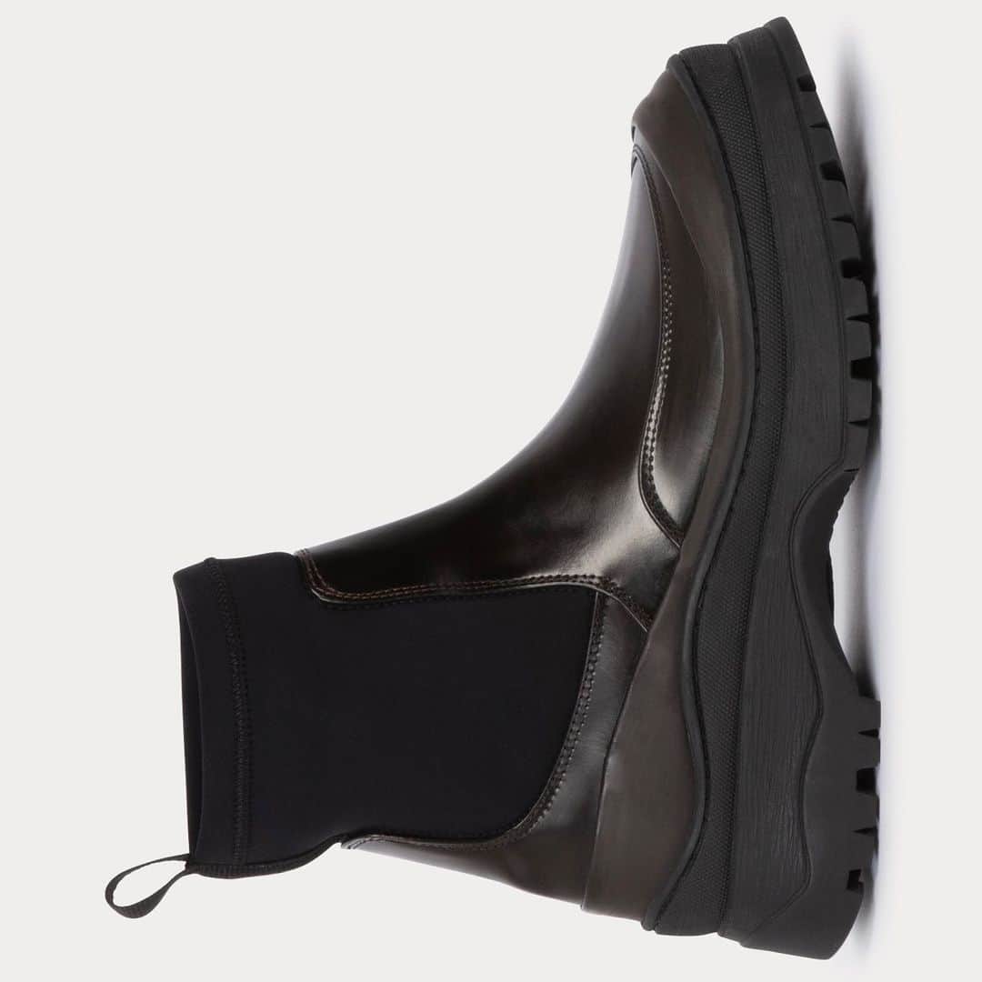 レイチェルコーミーのインスタグラム：「From November 24 to November 30, we're donating 15% of all full-price Barla Boot sales - both in-store and online - to Dress for Success®.  As a leading global nonprofit, Dress for Success plays a crucial role in supporting unemployed and underemployed women. Through career coaching, job-skill readiness, upskilling, and providing professional attire, they empower women to succeed in work and life. Your purchase will contribute to this meaningful cause during our Giving Tuesday initiative.」