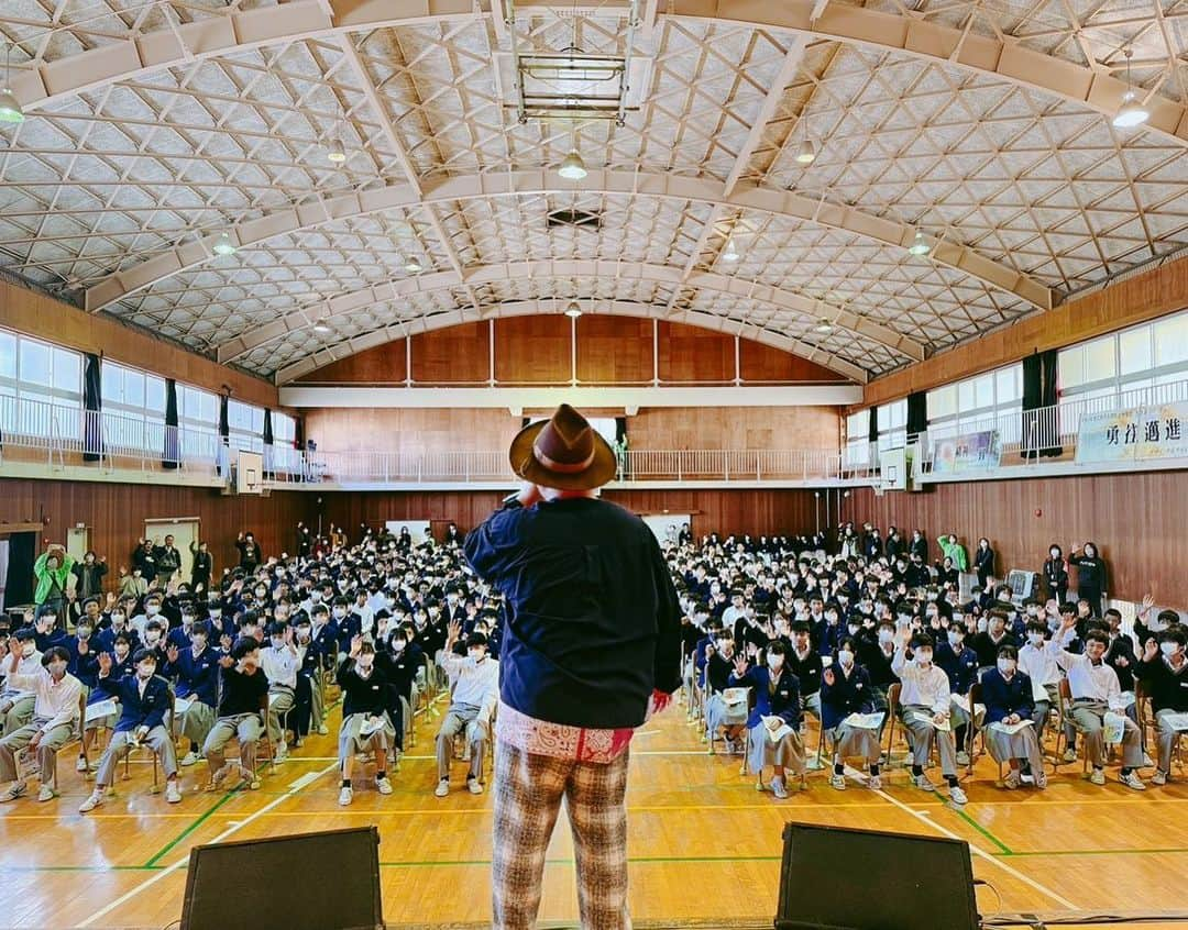 HIPPYさんのインスタグラム写真 - (HIPPYInstagram)「3年半ぶりの 高取北中学校 HIPPY LIVE  コロナ禍に苦しんだ前回開催 思い通りにいかない日々を乗り越え みんなの笑顔が咲く素敵な時間でした。  インフルエンザの心配はありましたが 開催ギリギリまでの調整と安全確認により無事開催 本当にありがとうございます。  おかげさまのステージ。 高取北中のみんな！また逢おう！ 楽しい時間をありがとう！あーーたのしかったー♪」11月24日 21時09分 - _____hippy_____