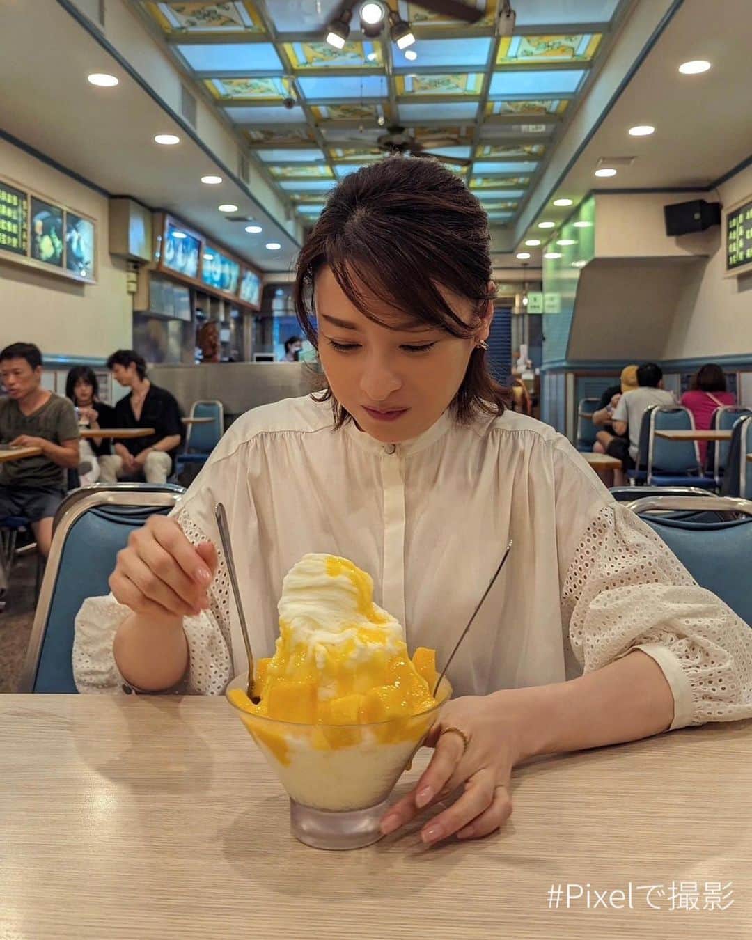 日本テレビ「ANOTHER SKY」のインスタグラム：「✈︎ 台湾に訪れていたのは、俳優の檀れいさん！ 士林夜市にある有名なかき氷屋・辛發亭で 「フレッシュマンゴーふわふわミルク氷」を注文しました。  #ANOTHERSKY #アナザースカイ #pixelで撮影  #台湾 #今田耕司 #八木莉可子」