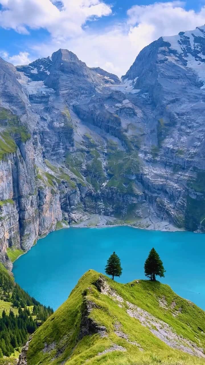 BEAUTIFUL DESTINATIONSのインスタグラム：「@timulrich.pix walks around Oeschinen Lake, where every step is a postcard view! 💌🏞️ Did you know this Swiss gem is famous for its vibrant turquoise water and is a UNESCO World Heritage site? 🇨🇭 Visitors here often enjoy boating, fishing, and in winter, it transforms into a magical ice-skating paradise. ⛸️  📽 @timulrich.pix 📍 Oeschinen Lake, Switzerland 🎶 Zach Bryan - Dawns (feat. Maggie Rogers)」