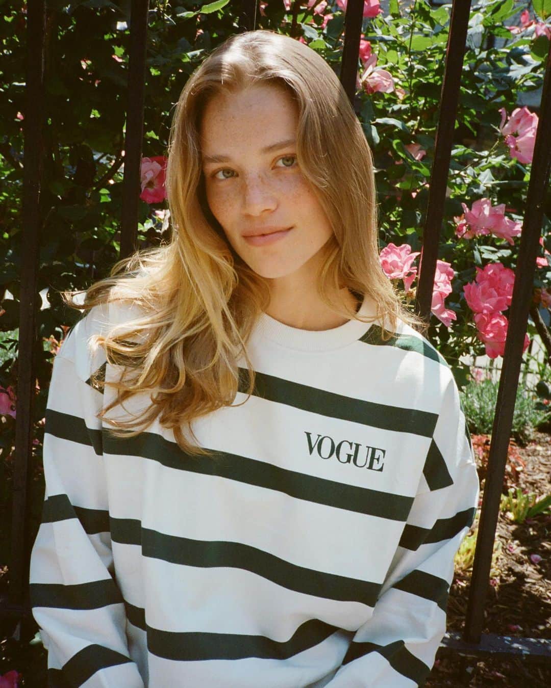 Vogueのインスタグラム：「The best #BlackFriday deals have officially hit the Vogue shop, and now is the time to stock up on everything from sweatshirts you'll want to wear every day, and unique collaboration pieces, to chic office supplies. Tap the link in our bio to shop. Photo by @sammysuss」