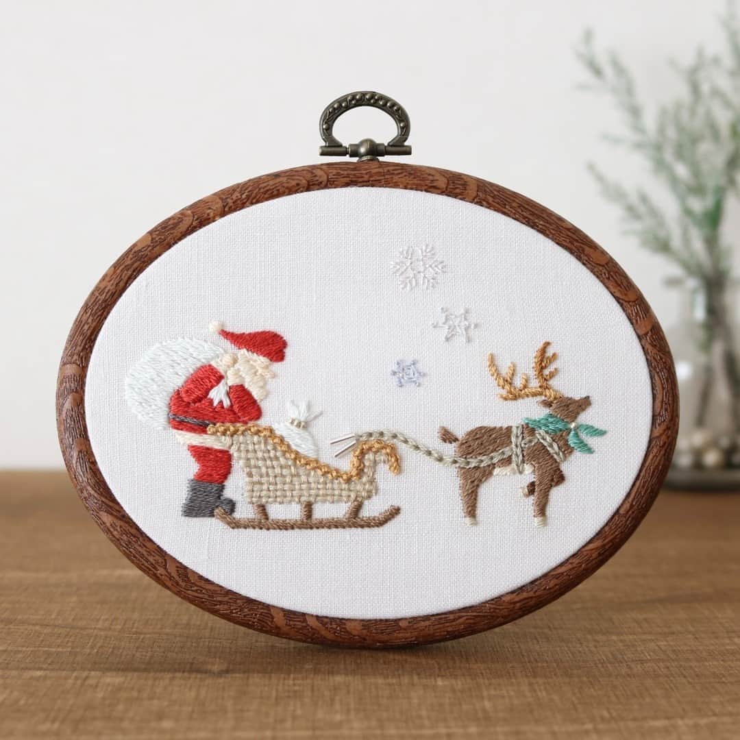 Creemaさんのインスタグラム写真 - (CreemaInstagram)「一針一針丁寧に刺繍された作品が暮らしの中にあると、なんだかほっとした気持ちになる気がします。 刺繍作家・Chalet de Ponさんの刺繍作品は、側にある草花や動物を生き生きと表現しつつ、どこかほっこりするような優しさや柔らかさが魅力です。  じっくり眺めると、奥行きや立体感を出すために細かく糸の色が変えられていたり、動きを出すための工夫が感じられたりと、クリエイターの細かなこだわりを見つけられるはず。  - - - - - -  Chalet de Ponさんは、草花や動物をテーマにした手刺繍とミシン刺繍の作品を手掛けるクリエイター。 「chalet」はフランス語で山小屋という意味なのだそう。美しい緑に囲まれている山小屋で大好きな刺繍を楽しんでいる情景をイメージしながら、丁寧に、たのしんで制作していらっしゃいます。  - - - - - -  ▶︎ Chalet de Ponさんのギャラリーページはこちら https://www.creema.jp/c/chalet_de_pon/item/onsale  ▶ ご紹介した作品の詳細はプロフィールのリンクからぜひ。→ @creemajp  #刺繍 #刺繍のある暮らし #手刺繍 #クリスマスインテリア #クリスマス飾り #刺繍インテリア #クリスマスアクセサリー #刺繍ブローチ #ブローチ集め#Creema #handmade #クリーマ #ハンドメイド」11月25日 8時01分 - creemajp