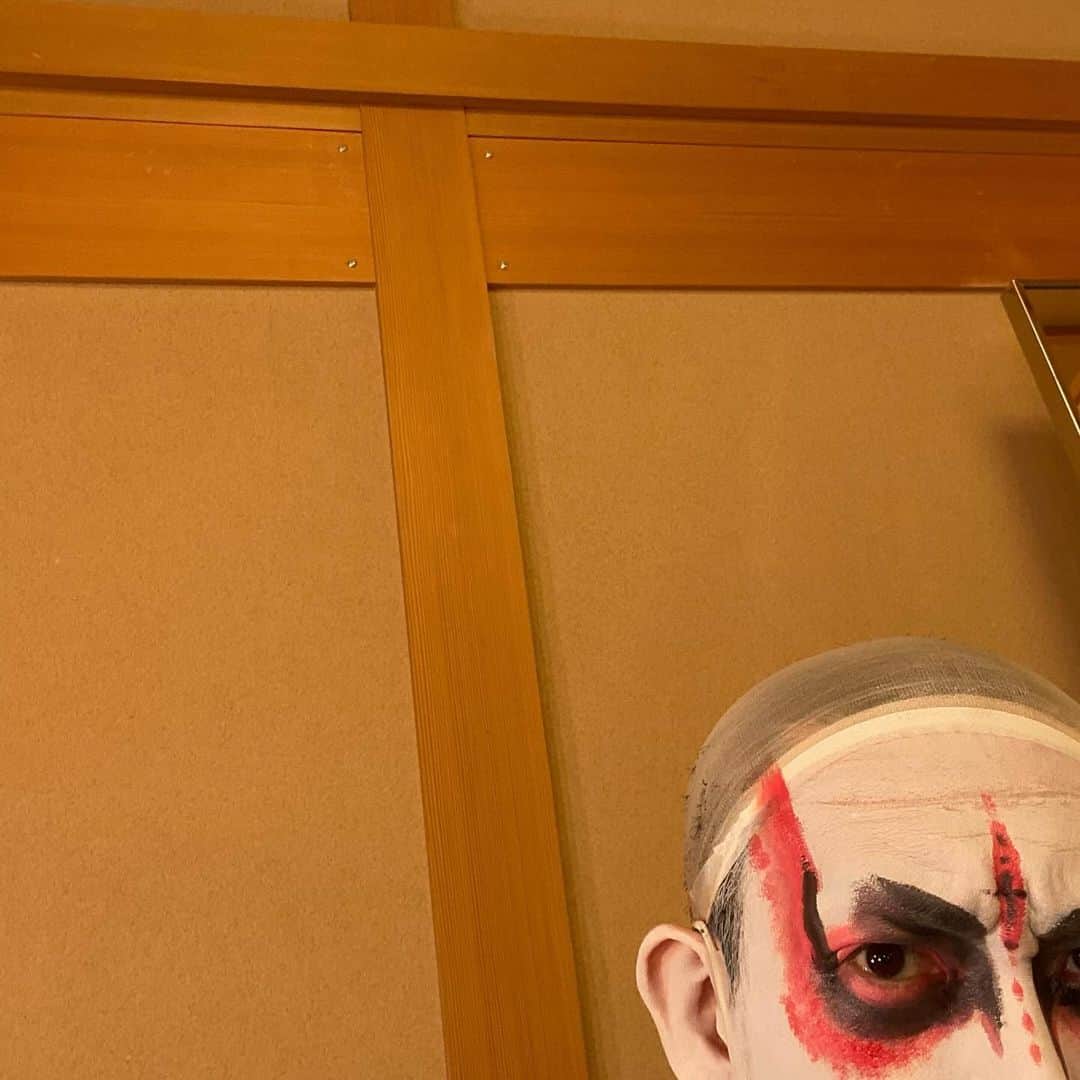 坂東亀三郎のインスタグラム：「⁡ 本日 歌舞伎座 『吉例顔見世大歌舞伎』 「極付印度伝　マハーバーラタ戦記」 千穐楽です。 ⁡ ⁡ 化粧はだいぶ変わりました💦 同じ化粧は毎日出来ませんでした😅 否、 同じにする気がありませんでした😛 ⁡ 無事に 千穐楽を迎えられました、 ありがとうございました。 ⁡ ⁡ 来月は 歌舞伎座 『十二月大歌舞伎』 「爪王」 に出演致します。 ⁡ なかなかご一緒しない 勘九郎さん七之助さんとの共演。 不安ですが楽しみしかありません。 劇場でお待ちしております。 ⁡ #彦付人盗撮 #歌舞伎 #音羽屋 #歌舞伎役者 #彦三郎 #坂東彦三郎 #九代目」