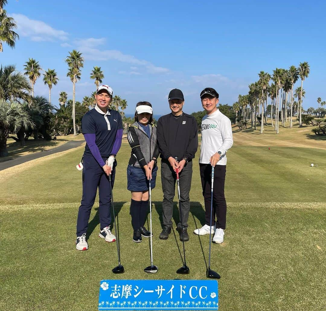 下山英哉のインスタグラム：「復帰戦は 恒例のコースで恒例のコンペ⛳️  初めてご一緒したのに 家族でラウンドしているよう^_^  11月下旬なのに 最高気温23.8度で 後半は半袖日和☀️  #golf #golfstagram  #ゴルフコンペ #志摩シーサイドカンツリークラブ  #海岸線 #潮騒を聞きながら  #復帰戦は89点 #五十肩 #ミシミシ #fukuokagolf  #fukuoka」