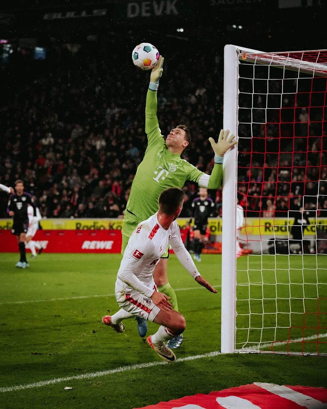 マヌエル・ノイアーのインスタグラム：「The way I like to start the weekend! 🙌 #cleansheet #fcbayern」