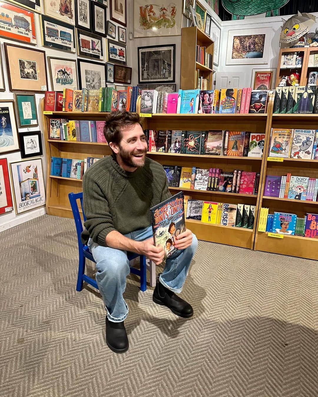 ジェイク・ジレンホールさんのインスタグラム写真 - (ジェイク・ジレンホールInstagram)「For Black Friday and Small Business Saturday, I signed some copies of The Secret Society of Aunts and Uncles at Barnes & Noble and Books of Wonder — you can still get your copy at your nearest retailer while supplies last! @barnesandnoble  @booksofwonder  @Target @bookshop_org  @booksamillion」11月25日 6時34分 - jakegyllenhaal