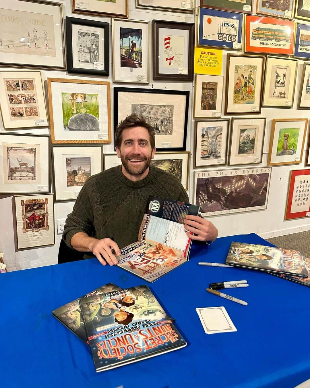 ジェイク・ジレンホールのインスタグラム：「For Black Friday and Small Business Saturday, I signed some copies of The Secret Society of Aunts and Uncles at Barnes & Noble and Books of Wonder — you can still get your copy at your nearest retailer while supplies last! @barnesandnoble  @booksofwonder  @Target @bookshop_org  @booksamillion」