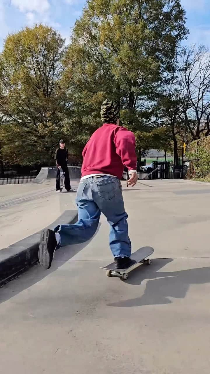 アレクシス・サブロン のインスタグラム：「skating with @leo_baker the other morning filming with the samsung galaxy flips  #FlipTakeover #JointheFlipSide ##GalaxyZFlip5 #SamsungPartner @samsungmobileusa @samsungus」