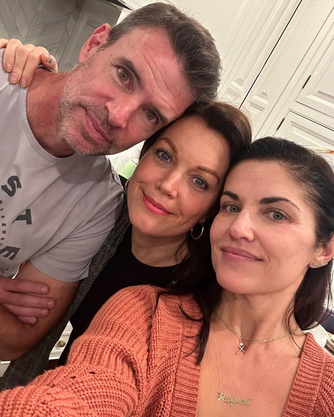 ベラミー・ヤングのインスタグラム：「These. People. How I do love them. 🥰 Thank you, @themeanchick & @scottkfoley , for including a cranky, old, currently low-carb vegan in your holiday & in your hearts. 😄 Hope everyone is surrounded by love- today & always. And hope one day you get to eat Marika's cooking! 🤩 I am very grateful indeed. ❤️❤️❤️❤️」