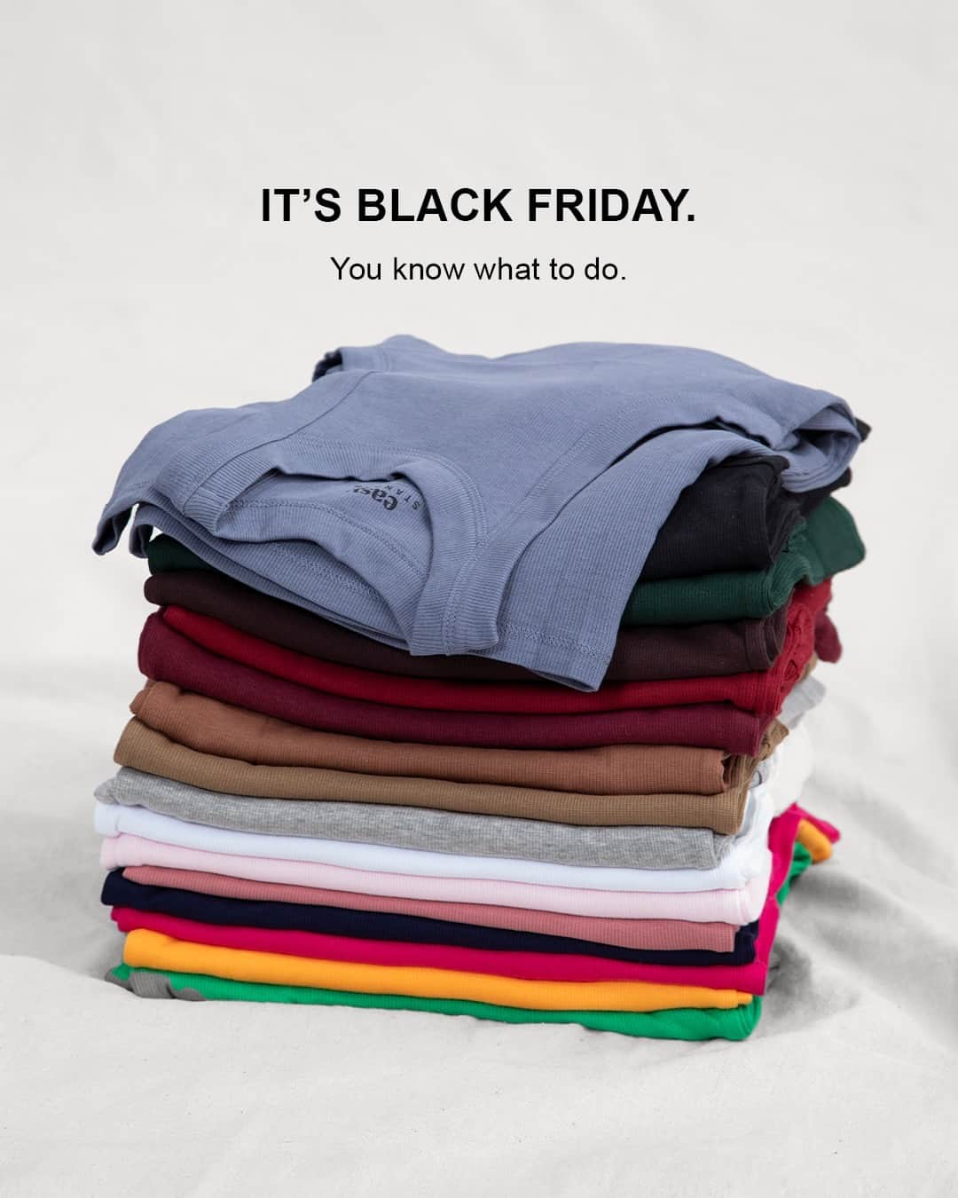 デイヴィッド ラーナーのインスタグラム：「Black Friday is finally here. You know the drill, shop our sale for up to 50% off the best deal on quality staples this holiday season.」