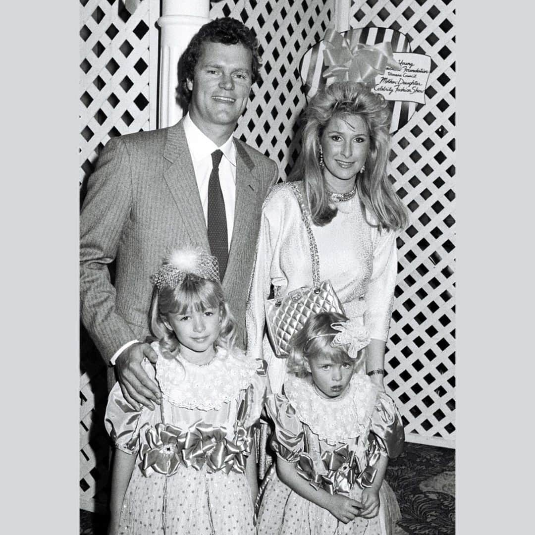 パリス・ヒルトンさんのインスタグラム写真 - (パリス・ヒルトンInstagram)「Happy anniversary to my incredible parents @KathyHilton @RickHilton7! 💗  I'm so grateful to have grown up looking up to your beautiful love for one another and the example you set for me becoming a mother. I love you both so much! 💕 🥹」11月25日 6時53分 - parishilton