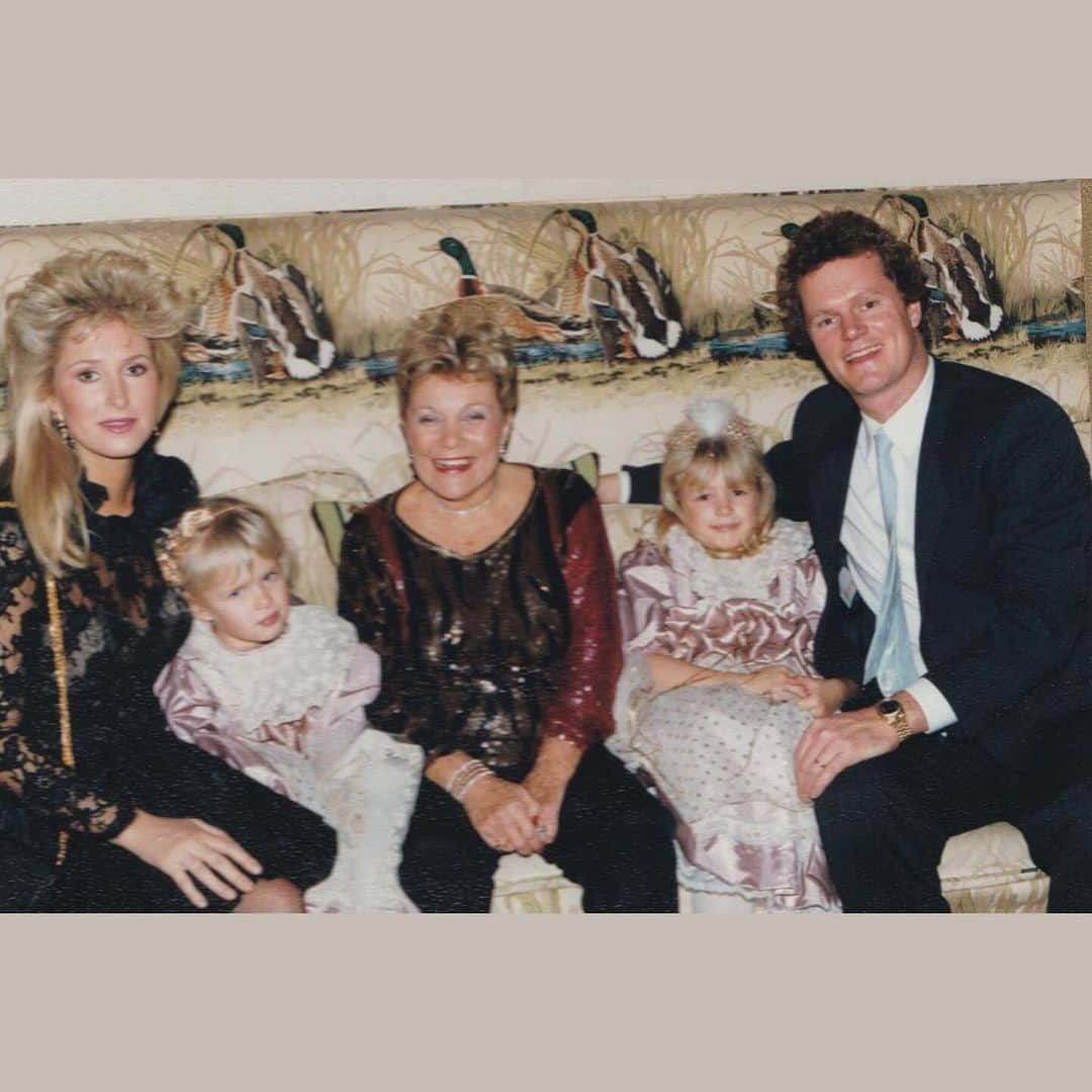 パリス・ヒルトンさんのインスタグラム写真 - (パリス・ヒルトンInstagram)「Happy anniversary to my incredible parents @KathyHilton @RickHilton7! 💗  I'm so grateful to have grown up looking up to your beautiful love for one another and the example you set for me becoming a mother. I love you both so much! 💕 🥹」11月25日 6時53分 - parishilton