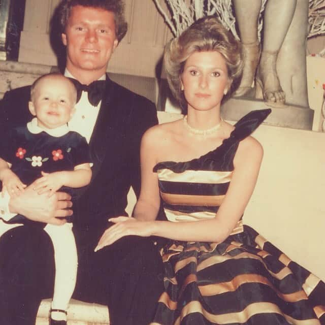 パリス・ヒルトンさんのインスタグラム写真 - (パリス・ヒルトンInstagram)「Happy anniversary to my incredible parents @KathyHilton @RickHilton7! 💗  I'm so grateful to have grown up looking up to your beautiful love for one another and the example you set for me becoming a mother. I love you both so much! 💕 🥹」11月25日 6時53分 - parishilton