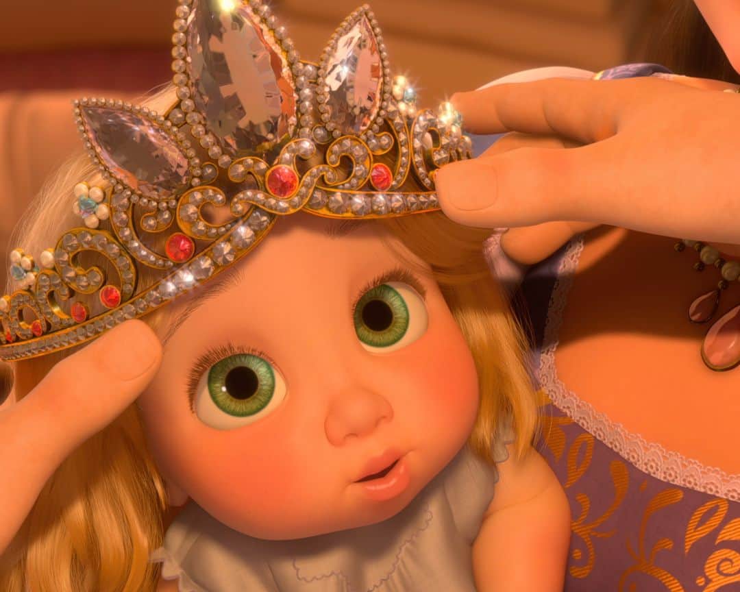 ウォルト・ディズニー・アニメーション・スタジオズのインスタグラム：「Happy anniversary to Tangled! ☀️ The three diamonds in Rapunzel’s crown represent Rapunzel's family. Their careful placement also enable the crown to sparkle at every angle.」