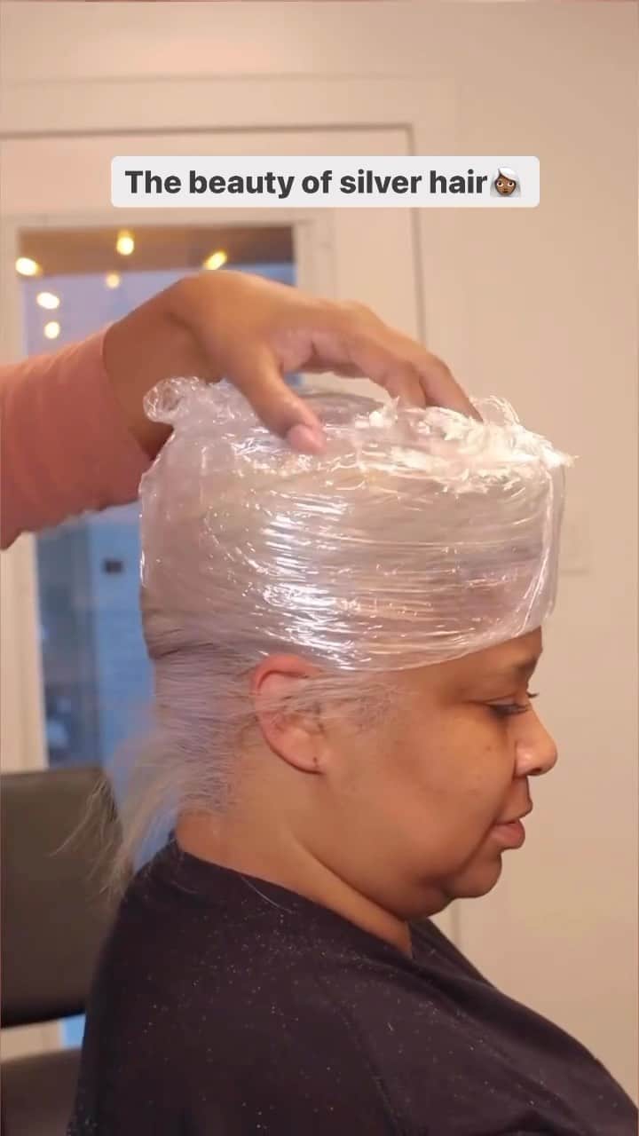 wakeupandmakeupのインスタグラム：「The beauty of silver hair👩🏾‍🦳⁣ ⁣ This silk press by @eccentrixhair reminds us to embrace the beauty of gray hair 🤍 This is her client’s natural hair color and it’s so beautiful 😍 There’s something so regal about it👑⁣」