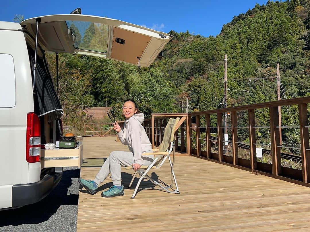 高松いくのインスタグラム：「🏕️🚌🌳  マイホームのキャンピングカーで静岡へ🚌🏄‍♂️🧘‍♀️  素敵なキャンプ場でした🥺 静岡SUPクルージングの旅に一泊した 🏕️崎平 YANBY OUTDOOR FIELD🔥　@yanby_camp   キャンピングカーの後ろのテーブルの高さが デッキに椅子を置くとちょうど良くなった😆 やっぱり キャンプ場の朝って、さいこーーーーーヽ(´▽｀)/✨  町全体がユネスコエコパークに認定されている川根本町 大井川鉄道、清流大井川、温泉、南アルプス ゆるキャン 聖地でもあるんです😳  そんなエリアにあるキャンプ場 ならではの景色✨  目の前には、線路🛤️ トーマスも通っていた線路です (現在封鎖中)  川も流れ🏞️緑でいっぱい🌳 デッキが並びいろいろな使い方が出来そう😳✨  ここに横に並んでYOGAなんて最高だ(´ｰ｀) いつの日か...CAMPリトリートしたいですねぇ〜✨  この日も デッキで朝ヨガしましたが🧘‍♀️ 写真は撮り忘れてしまった🤣 普段通りのことすぎて ついつい撮り忘れるヨガ🧘笑  最高に気持ち良いお天気で🙆 静岡の自然にとっても癒され帰ってきました🥺  施設を管理されている方のハートも❤️素敵で その優しさが、女性専用パウダールームに ぎゅぎゅぎゅっと詰まっている😌  水まわりが清潔で🧼キレイなキャンプ場は それだけで、リピート♻️率上がりますよね✨  シャワー🚿10分100円もゲームみたいで楽しい😆  伸びしろでいっぱいのキャンプ場だと仰っていましたが ここはきっと... 地元に愛される、遠くからも 本当は教えたくないキャンプ場🤫なーんていうリストに 入っちゃうぐらい、人気になっちゃう😆  また、泊まりに行きます٩( ᐛ )و  #yanbyoutdoorfield  #キャンプ場の朝  #キャンピングカー #日本縦断 #バンライフ  終えてもなお、 今も旅しながら仕事してるから、もう特別感はない🤣  #vanlife #camp #campingcar #car #camper #campervan #van #vancamp_style   #静岡　#川根本町  #ゆるキャン 聖地 #ユネスコエコパーク #ユネスコエコパーク認定地  #ユネスコ #エコパーク #エコ  #キャンプ　 #大井川 #鉄道  #キャンプ場 #キャンプ場紹介 #車 乗り入れ可能 #キャンプ飯 中　やっぱり　#ホットサンド が定番」