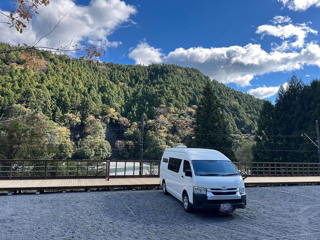 高松いくさんのインスタグラム写真 - (高松いくInstagram)「🏕️🚌🌳  マイホームのキャンピングカーで静岡へ🚌🏄‍♂️🧘‍♀️  素敵なキャンプ場でした🥺 静岡SUPクルージングの旅に一泊した 🏕️崎平 YANBY OUTDOOR FIELD🔥　@yanby_camp   キャンピングカーの後ろのテーブルの高さが デッキに椅子を置くとちょうど良くなった😆 やっぱり キャンプ場の朝って、さいこーーーーーヽ(´▽｀)/✨  町全体がユネスコエコパークに認定されている川根本町 大井川鉄道、清流大井川、温泉、南アルプス ゆるキャン 聖地でもあるんです😳  そんなエリアにあるキャンプ場 ならではの景色✨  目の前には、線路🛤️ トーマスも通っていた線路です (現在封鎖中)  川も流れ🏞️緑でいっぱい🌳 デッキが並びいろいろな使い方が出来そう😳✨  ここに横に並んでYOGAなんて最高だ(´ｰ｀) いつの日か...CAMPリトリートしたいですねぇ〜✨  この日も デッキで朝ヨガしましたが🧘‍♀️ 写真は撮り忘れてしまった🤣 普段通りのことすぎて ついつい撮り忘れるヨガ🧘笑  最高に気持ち良いお天気で🙆 静岡の自然にとっても癒され帰ってきました🥺  施設を管理されている方のハートも❤️素敵で その優しさが、女性専用パウダールームに ぎゅぎゅぎゅっと詰まっている😌  水まわりが清潔で🧼キレイなキャンプ場は それだけで、リピート♻️率上がりますよね✨  シャワー🚿10分100円もゲームみたいで楽しい😆  伸びしろでいっぱいのキャンプ場だと仰っていましたが ここはきっと... 地元に愛される、遠くからも 本当は教えたくないキャンプ場🤫なーんていうリストに 入っちゃうぐらい、人気になっちゃう😆  また、泊まりに行きます٩( ᐛ )و  #yanbyoutdoorfield  #キャンプ場の朝  #キャンピングカー #日本縦断 #バンライフ  終えてもなお、 今も旅しながら仕事してるから、もう特別感はない🤣  #vanlife #camp #campingcar #car #camper #campervan #van #vancamp_style   #静岡　#川根本町  #ゆるキャン 聖地 #ユネスコエコパーク #ユネスコエコパーク認定地  #ユネスコ #エコパーク #エコ  #キャンプ　 #大井川 #鉄道  #キャンプ場 #キャンプ場紹介 #車 乗り入れ可能 #キャンプ飯 中　やっぱり　#ホットサンド が定番」11月25日 6時58分 - iku_takamatsu_trip_sup_yoga