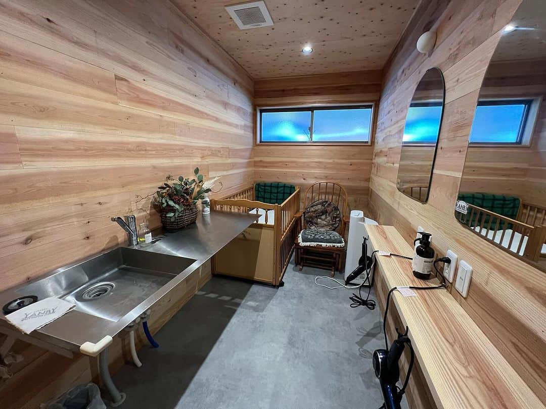 高松いくさんのインスタグラム写真 - (高松いくInstagram)「🏕️🚌🌳  マイホームのキャンピングカーで静岡へ🚌🏄‍♂️🧘‍♀️  素敵なキャンプ場でした🥺 静岡SUPクルージングの旅に一泊した 🏕️崎平 YANBY OUTDOOR FIELD🔥　@yanby_camp   キャンピングカーの後ろのテーブルの高さが デッキに椅子を置くとちょうど良くなった😆 やっぱり キャンプ場の朝って、さいこーーーーーヽ(´▽｀)/✨  町全体がユネスコエコパークに認定されている川根本町 大井川鉄道、清流大井川、温泉、南アルプス ゆるキャン 聖地でもあるんです😳  そんなエリアにあるキャンプ場 ならではの景色✨  目の前には、線路🛤️ トーマスも通っていた線路です (現在封鎖中)  川も流れ🏞️緑でいっぱい🌳 デッキが並びいろいろな使い方が出来そう😳✨  ここに横に並んでYOGAなんて最高だ(´ｰ｀) いつの日か...CAMPリトリートしたいですねぇ〜✨  この日も デッキで朝ヨガしましたが🧘‍♀️ 写真は撮り忘れてしまった🤣 普段通りのことすぎて ついつい撮り忘れるヨガ🧘笑  最高に気持ち良いお天気で🙆 静岡の自然にとっても癒され帰ってきました🥺  施設を管理されている方のハートも❤️素敵で その優しさが、女性専用パウダールームに ぎゅぎゅぎゅっと詰まっている😌  水まわりが清潔で🧼キレイなキャンプ場は それだけで、リピート♻️率上がりますよね✨  シャワー🚿10分100円もゲームみたいで楽しい😆  伸びしろでいっぱいのキャンプ場だと仰っていましたが ここはきっと... 地元に愛される、遠くからも 本当は教えたくないキャンプ場🤫なーんていうリストに 入っちゃうぐらい、人気になっちゃう😆  また、泊まりに行きます٩( ᐛ )و  #yanbyoutdoorfield  #キャンプ場の朝  #キャンピングカー #日本縦断 #バンライフ  終えてもなお、 今も旅しながら仕事してるから、もう特別感はない🤣  #vanlife #camp #campingcar #car #camper #campervan #van #vancamp_style   #静岡　#川根本町  #ゆるキャン 聖地 #ユネスコエコパーク #ユネスコエコパーク認定地  #ユネスコ #エコパーク #エコ  #キャンプ　 #大井川 #鉄道  #キャンプ場 #キャンプ場紹介 #車 乗り入れ可能 #キャンプ飯 中　やっぱり　#ホットサンド が定番」11月25日 6時58分 - iku_takamatsu_trip_sup_yoga