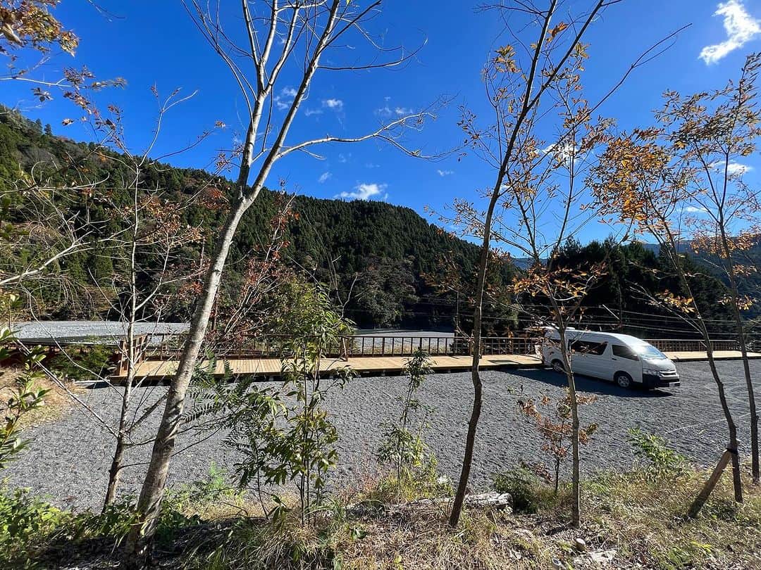 高松いくさんのインスタグラム写真 - (高松いくInstagram)「🏕️🚌🌳  マイホームのキャンピングカーで静岡へ🚌🏄‍♂️🧘‍♀️  素敵なキャンプ場でした🥺 静岡SUPクルージングの旅に一泊した 🏕️崎平 YANBY OUTDOOR FIELD🔥　@yanby_camp   キャンピングカーの後ろのテーブルの高さが デッキに椅子を置くとちょうど良くなった😆 やっぱり キャンプ場の朝って、さいこーーーーーヽ(´▽｀)/✨  町全体がユネスコエコパークに認定されている川根本町 大井川鉄道、清流大井川、温泉、南アルプス ゆるキャン 聖地でもあるんです😳  そんなエリアにあるキャンプ場 ならではの景色✨  目の前には、線路🛤️ トーマスも通っていた線路です (現在封鎖中)  川も流れ🏞️緑でいっぱい🌳 デッキが並びいろいろな使い方が出来そう😳✨  ここに横に並んでYOGAなんて最高だ(´ｰ｀) いつの日か...CAMPリトリートしたいですねぇ〜✨  この日も デッキで朝ヨガしましたが🧘‍♀️ 写真は撮り忘れてしまった🤣 普段通りのことすぎて ついつい撮り忘れるヨガ🧘笑  最高に気持ち良いお天気で🙆 静岡の自然にとっても癒され帰ってきました🥺  施設を管理されている方のハートも❤️素敵で その優しさが、女性専用パウダールームに ぎゅぎゅぎゅっと詰まっている😌  水まわりが清潔で🧼キレイなキャンプ場は それだけで、リピート♻️率上がりますよね✨  シャワー🚿10分100円もゲームみたいで楽しい😆  伸びしろでいっぱいのキャンプ場だと仰っていましたが ここはきっと... 地元に愛される、遠くからも 本当は教えたくないキャンプ場🤫なーんていうリストに 入っちゃうぐらい、人気になっちゃう😆  また、泊まりに行きます٩( ᐛ )و  #yanbyoutdoorfield  #キャンプ場の朝  #キャンピングカー #日本縦断 #バンライフ  終えてもなお、 今も旅しながら仕事してるから、もう特別感はない🤣  #vanlife #camp #campingcar #car #camper #campervan #van #vancamp_style   #静岡　#川根本町  #ゆるキャン 聖地 #ユネスコエコパーク #ユネスコエコパーク認定地  #ユネスコ #エコパーク #エコ  #キャンプ　 #大井川 #鉄道  #キャンプ場 #キャンプ場紹介 #車 乗り入れ可能 #キャンプ飯 中　やっぱり　#ホットサンド が定番」11月25日 6時58分 - iku_takamatsu_trip_sup_yoga