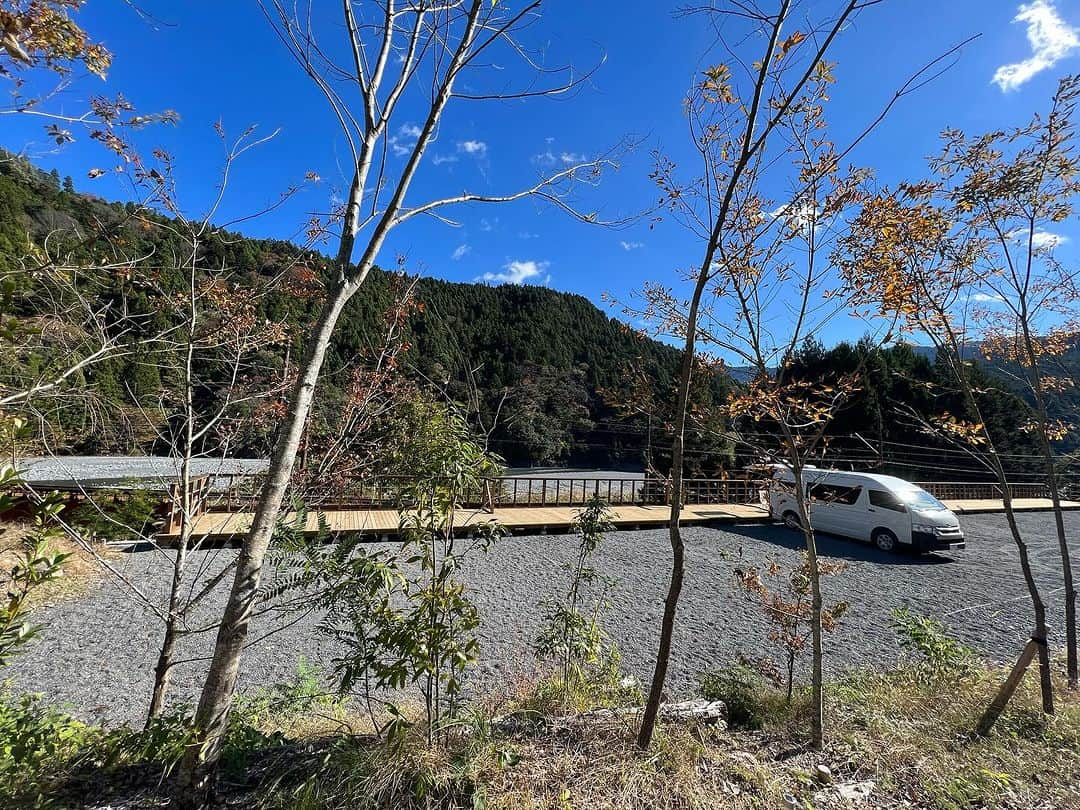 高松いくさんのインスタグラム写真 - (高松いくInstagram)「🏕️🚌🌳  マイホームのキャンピングカーで静岡へ🚌🏄‍♂️🧘‍♀️  素敵なキャンプ場でした🥺 静岡SUPクルージングの旅に一泊した 🏕️崎平 YANBY OUTDOOR FIELD🔥　@yanby_camp   キャンピングカーの後ろのテーブルの高さが デッキに椅子を置くとちょうど良くなった😆 やっぱり キャンプ場の朝って、さいこーーーーーヽ(´▽｀)/✨  町全体がユネスコエコパークに認定されている川根本町 大井川鉄道、清流大井川、温泉、南アルプス ゆるキャン 聖地でもあるんです😳  そんなエリアにあるキャンプ場 ならではの景色✨  目の前には、線路🛤️ トーマスも通っていた線路です (現在封鎖中)  川も流れ🏞️緑でいっぱい🌳 デッキが並びいろいろな使い方が出来そう😳✨  ここに横に並んでYOGAなんて最高だ(´ｰ｀) いつの日か...CAMPリトリートしたいですねぇ〜✨  この日も デッキで朝ヨガしましたが🧘‍♀️ 写真は撮り忘れてしまった🤣 普段通りのことすぎて ついつい撮り忘れるヨガ🧘笑  最高に気持ち良いお天気で🙆 静岡の自然にとっても癒され帰ってきました🥺  施設を管理されている方のハートも❤️素敵で その優しさが、女性専用パウダールームに ぎゅぎゅぎゅっと詰まっている😌  水まわりが清潔で🧼キレイなキャンプ場は それだけで、リピート♻️率上がりますよね✨  シャワー🚿10分100円もゲームみたいで楽しい😆  伸びしろでいっぱいのキャンプ場だと仰っていましたが ここはきっと... 地元に愛される、遠くからも 本当は教えたくないキャンプ場🤫なーんていうリストに 入っちゃうぐらい、人気になっちゃう😆  また、泊まりに行きます٩( ᐛ )و  #yanbyoutdoorfield  #キャンプ場の朝  #キャンピングカー #日本縦断 #バンライフ  終えてもなお、 今も旅しながら仕事してるから、もう特別感はない🤣  #vanlife #camp #campingcar #car #camper #campervan #van #vancamp_style   #静岡　#川根本町  #ゆるキャン 聖地 #ユネスコエコパーク #ユネスコエコパーク認定地  #ユネスコ #エコパーク #エコ  #キャンプ　 #大井川 #鉄道  #キャンプ場 #キャンプ場紹介 #車 乗り入れ可能 #キャンプ飯 中　やっぱり　#ホットサンド が定番」11月25日 6時58分 - iku_takamatsu_trip_sup_yoga