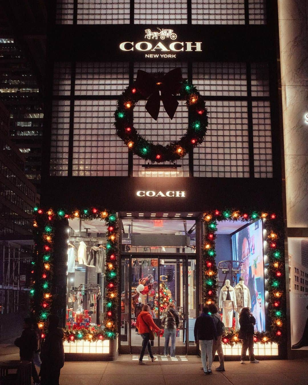 コーチさんのインスタグラム写真 - (コーチInstagram)「Kevin was busy watching movies at the Plaza when he should’ve been here. 🎄🦖 Coach House Fifth Avenue is all dressed up for the holidays.  #CoachHoliday #CoachNY #WearYourShine」11月25日 6時58分 - coach