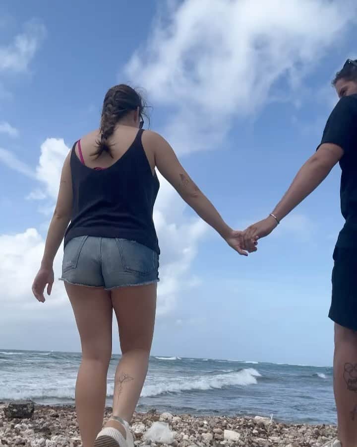 マルクス・ヴィニシウス・ダルメイダのインスタグラム：「Um passeio de moto, uma praia escondida e perfeita que virou nosso lugar preferido na terra. O pedido mais lindo, perfeito e mais a nossa cara impossível. Só eu, você e a beleza da natureza   Disse SIM para o amor da minha vida e de todas as outras vidas  Para todo sempre   Te amo ❤️」