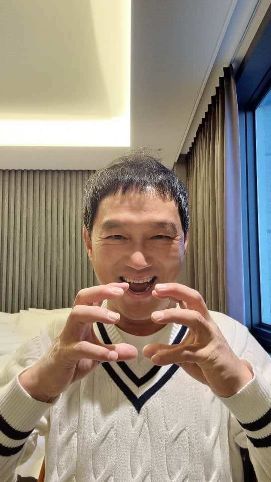 コ・ミョンファンのインスタグラム：「아침긍정확언 725일째!  시간을 압축하는 방법!  #고명환  #고명환글 #고명환낭독 #오디오북 #비디오북치열하게시리즈 #독서스타그램 #글쓰기 #인문학 #북스타그램 #책스타그램 #경제적자유 #아침긍정확언 #이책은돈버는법에관한이야기 #천일동지 #1000일동지 #천동 #나는어떻게삶의해답을찾는가」