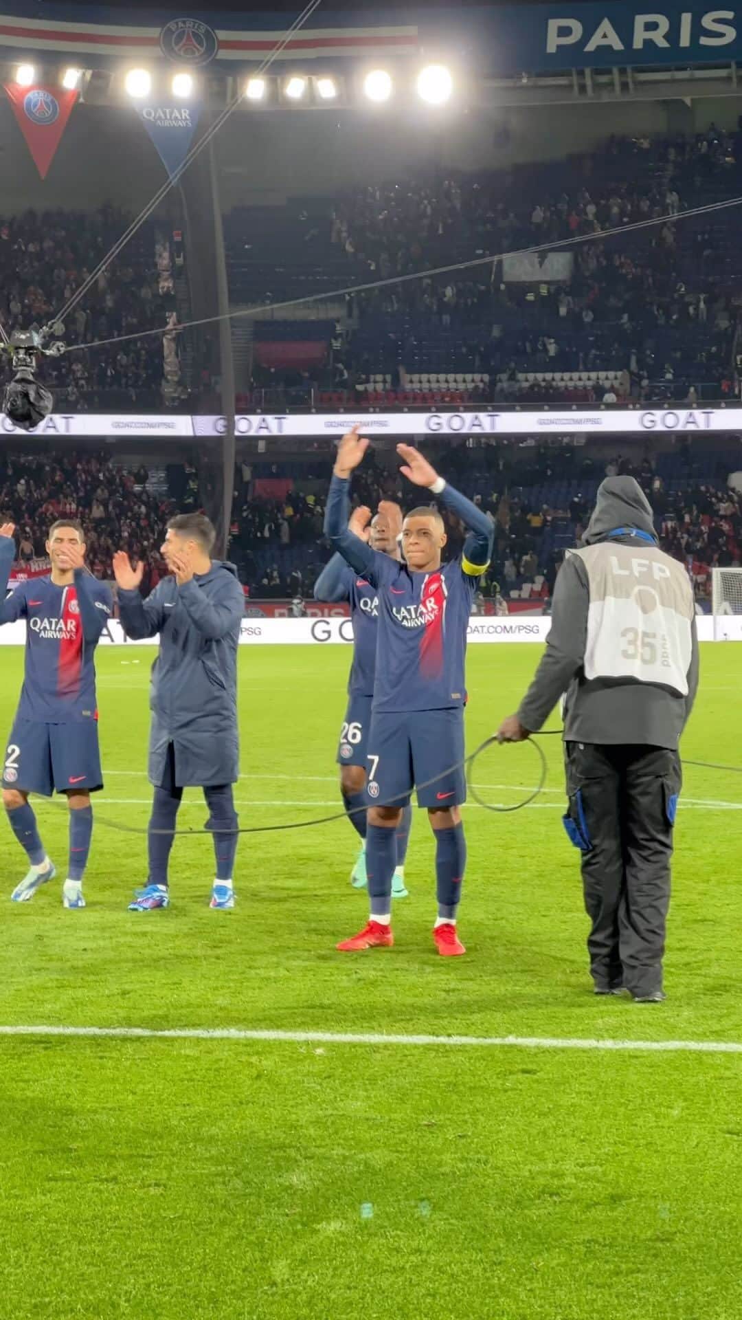 パリ・サンジェルマンFCのインスタグラム：「🎶 PARIS SG 🎶  Thanks to all the fans! ❤️💙 Merci à tous les supporters ! ❤️💙  #PSGASM #Ligue1」