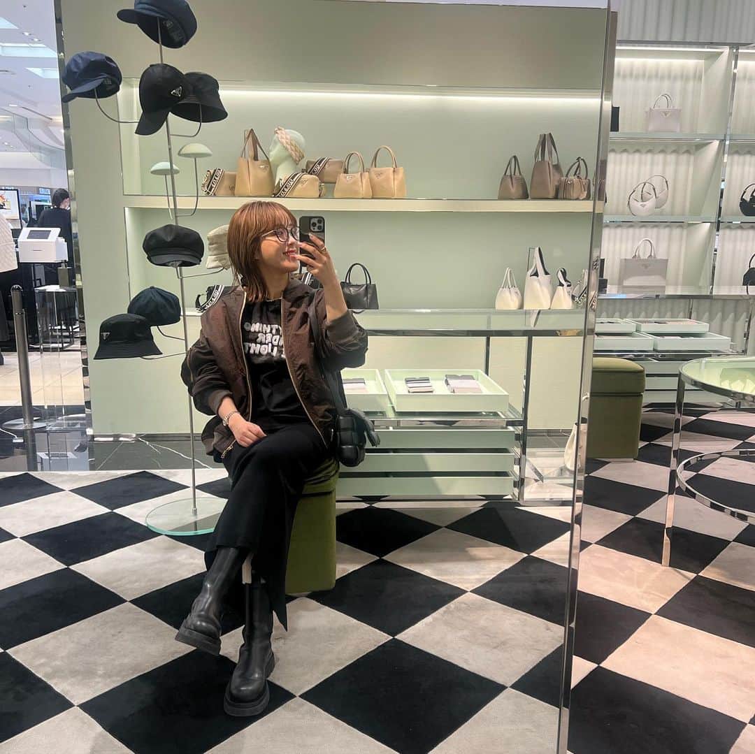 megumi kobayashiのインスタグラム：「誕生日もクリスマスも何もプレゼント貰ってなかったので、 今後のプレッシャーを感じてるタイキさんとウィンドウショッピング😂 バックとブーツでボッテガ挟み✌️💕 . . #coordinate」