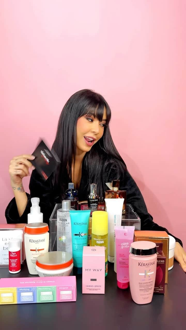 Gabriela Salesのインスタグラム：「Lacrinhas, simplesmente a maior black Friday de todas. O site da @amobelezabr está com descontos de até 80% OFF nas melhores marcas de beleza, skincare, cabelo, makes, perfumes, etc. e ainda tem meu cupom cumulativo que você ganha 10% OFF na primeira compra no app da AMO: APP10 publi」