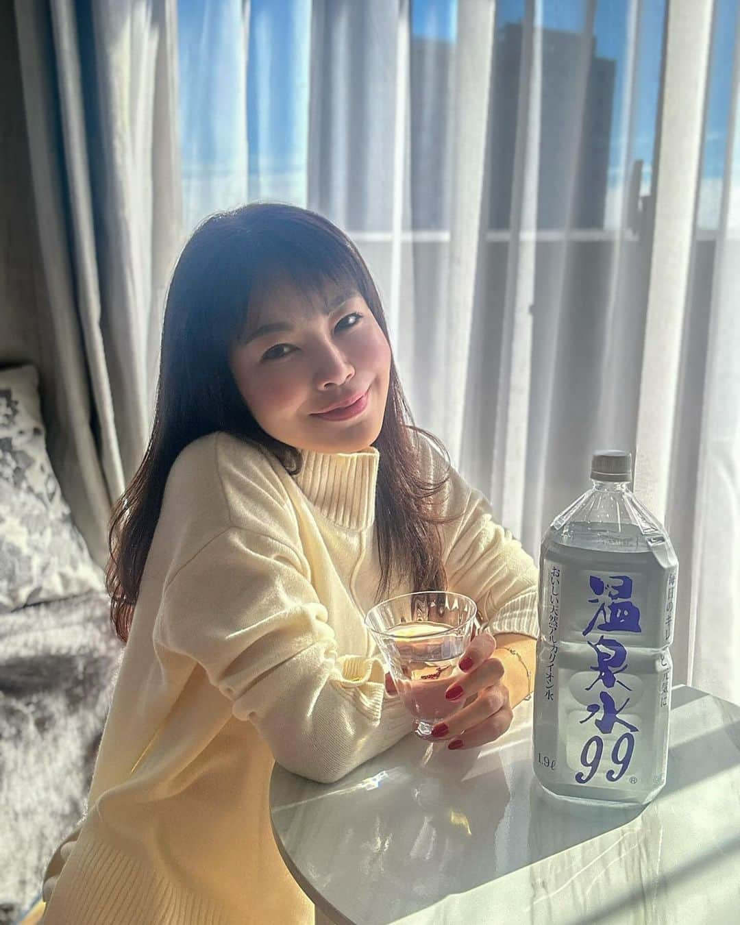 國分晴奈さんのインスタグラム写真 - (國分晴奈Instagram)「❤︎ 新居は南向きで朝から日差しがたっぷり 入って気持ちいい✨  前から朝起きてすぐに常温の水を飲む 習慣があるんだけど、 私の周りの綺麗な人も飲んでいる 温泉水99を試してみました☺️  ☑︎pH9.9の高いアルカリ性 ☑︎何度1.7の軟水 ☑︎抜群の浸透性  と美容には良さそうなことだらけで 綺麗な人が飲んでるのも納得！  毎朝の一杯続けてみます♡  #PR #温泉水99 #温泉水 #アルカリイオン水 #超軟水 #ミネラルウォーター #美容と健康  #onsensui99 #onsensui #料 #鹿児島垂水温泉 #サビにくい #油と混ざる水 #毎日のキレイと元気に」11月25日 7時24分 - haruna.kokubun