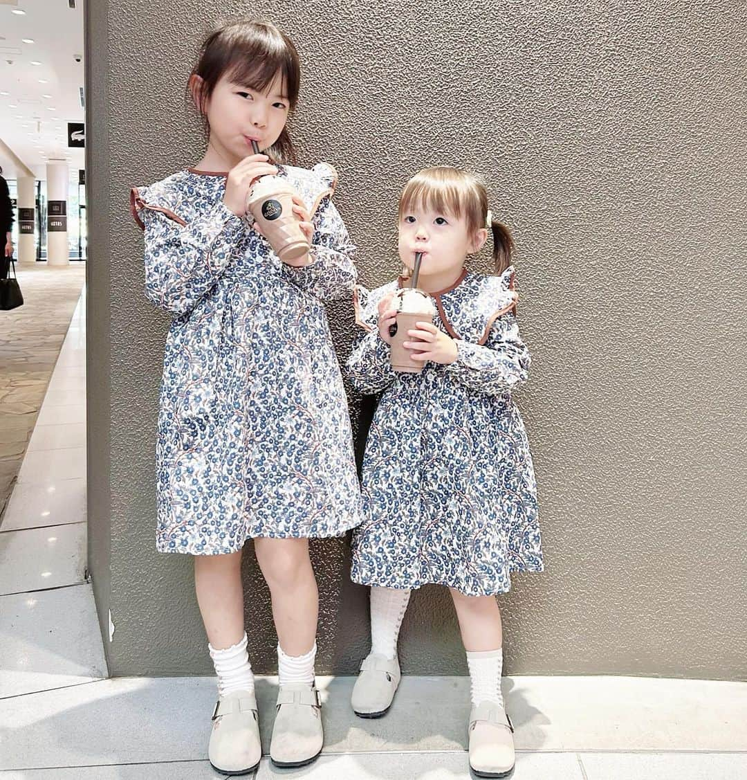 mariomi324さんのインスタグラム写真 - (mariomi324Instagram)「最近仲良しだよー！👧🏻♥️🧒🏻 喧嘩もするけど、一緒に遊ぶ時間が増えてる✨ 姉妹だからずっと仲良しでいてほしいなぁ🥹💕 ⭐︎ 相変わらずGODIVA飲むエセレブ幼児たち笑 ✳︎ ✳︎ ✳︎ ✳︎ #6歳 #3歳 #女の子ママ #姉妹ママ #姉妹 #キッズコーデ #キッズファッション #姉妹コーデ #リンクコーデ #姉妹リンクコーデ #今日のコーデ #ootd #outfit #子供服 #kidsfashion #kidstagram #instakids #kidsphotography #sisters」11月25日 7時39分 - mario_ym324