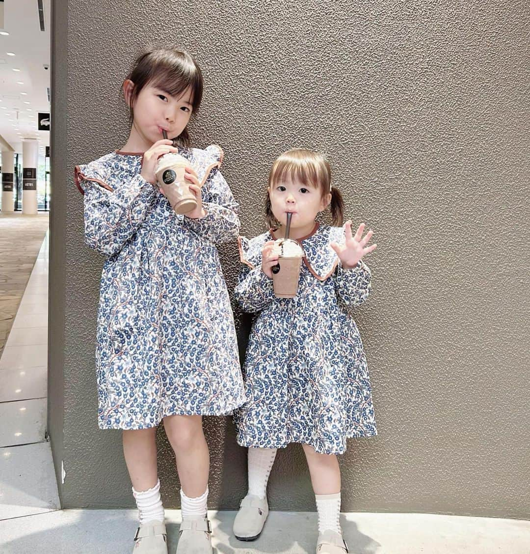 mariomi324さんのインスタグラム写真 - (mariomi324Instagram)「最近仲良しだよー！👧🏻♥️🧒🏻 喧嘩もするけど、一緒に遊ぶ時間が増えてる✨ 姉妹だからずっと仲良しでいてほしいなぁ🥹💕 ⭐︎ 相変わらずGODIVA飲むエセレブ幼児たち笑 ✳︎ ✳︎ ✳︎ ✳︎ #6歳 #3歳 #女の子ママ #姉妹ママ #姉妹 #キッズコーデ #キッズファッション #姉妹コーデ #リンクコーデ #姉妹リンクコーデ #今日のコーデ #ootd #outfit #子供服 #kidsfashion #kidstagram #instakids #kidsphotography #sisters」11月25日 7時39分 - mario_ym324