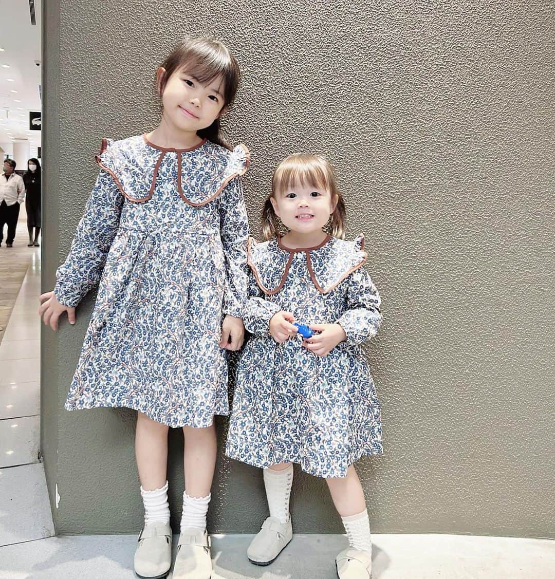 mariomi324さんのインスタグラム写真 - (mariomi324Instagram)「最近仲良しだよー！👧🏻♥️🧒🏻 喧嘩もするけど、一緒に遊ぶ時間が増えてる✨ 姉妹だからずっと仲良しでいてほしいなぁ🥹💕 ⭐︎ 相変わらずGODIVA飲むエセレブ幼児たち笑 ✳︎ ✳︎ ✳︎ ✳︎ #6歳 #3歳 #女の子ママ #姉妹ママ #姉妹 #キッズコーデ #キッズファッション #姉妹コーデ #リンクコーデ #姉妹リンクコーデ #今日のコーデ #ootd #outfit #子供服 #kidsfashion #kidstagram #instakids #kidsphotography #sisters」11月25日 7時39分 - mario_ym324