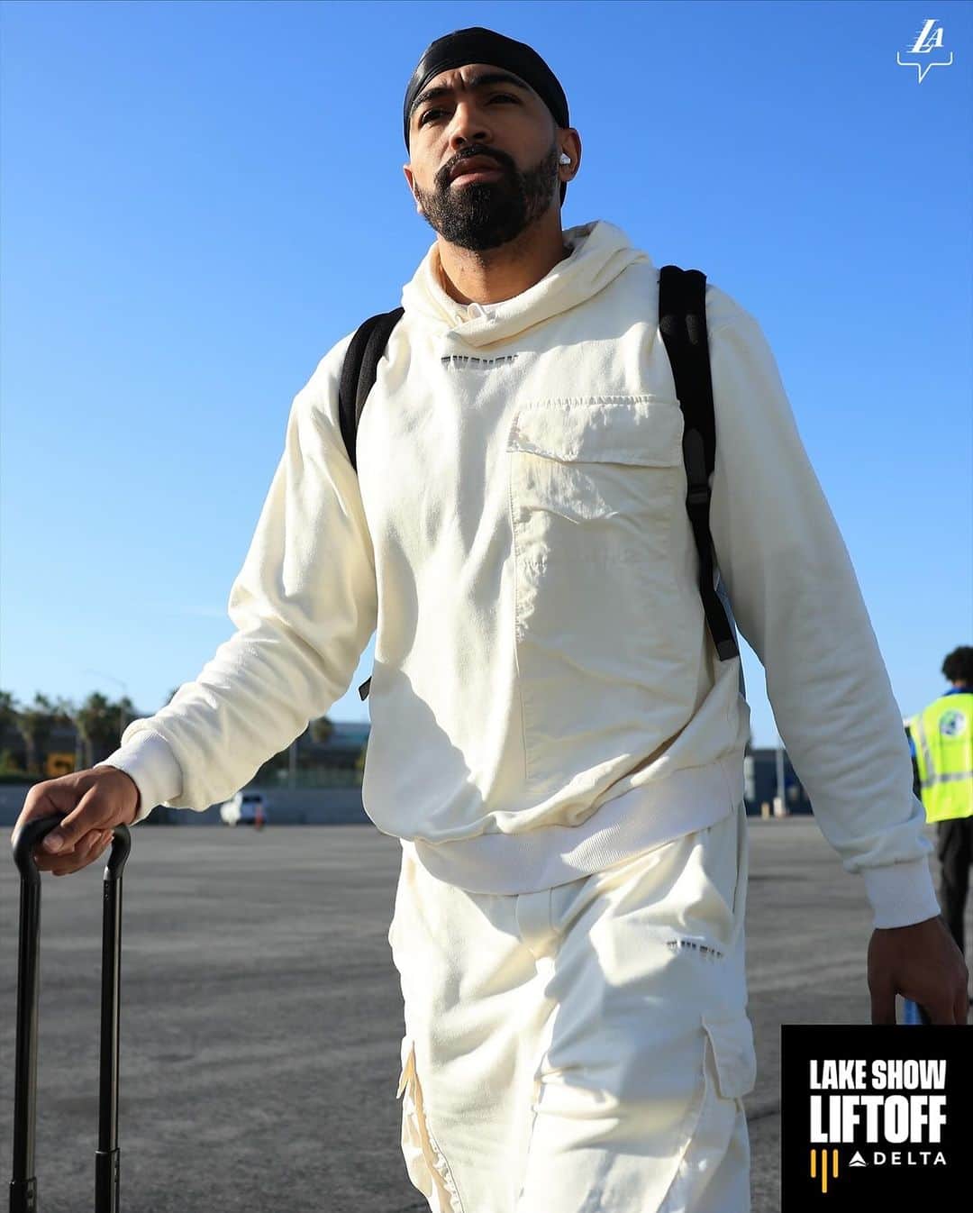 Los Angeles Lakersさんのインスタグラム写真 - (Los Angeles LakersInstagram)「On the road again   @delta | #LakeShowLiftOff」11月25日 7時35分 - lakers