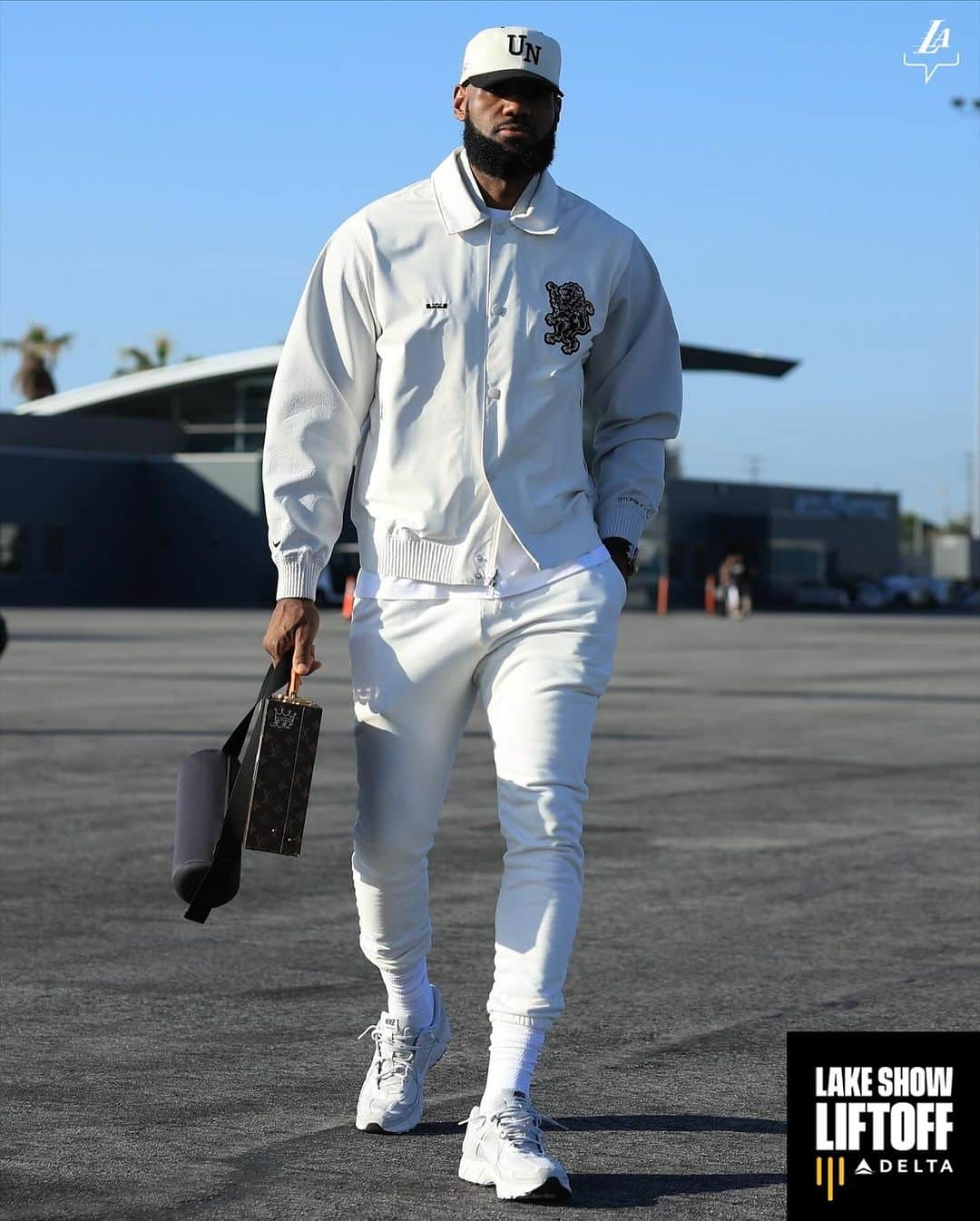 Los Angeles Lakersのインスタグラム：「On the road again   @delta | #LakeShowLiftOff」