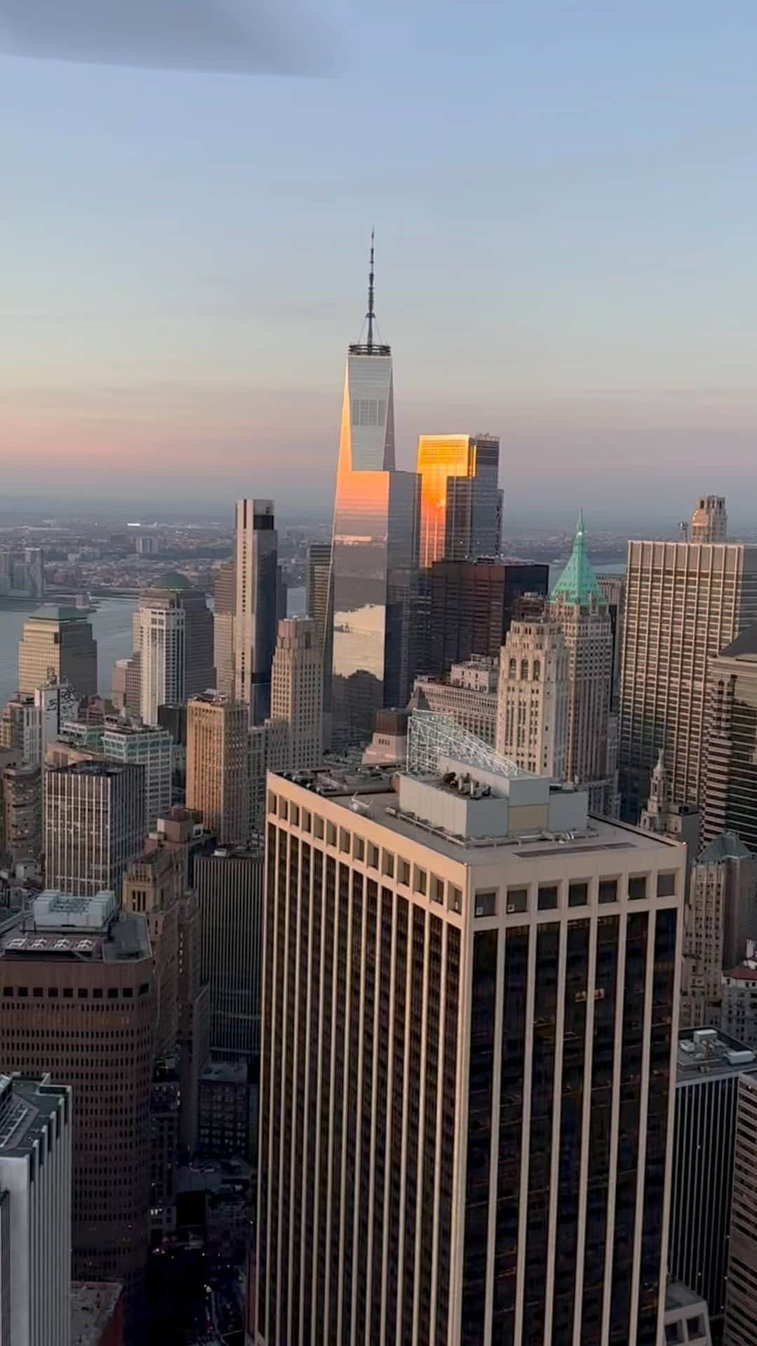 nyonairのインスタグラム：「A classic New York City sunset..🧡  #reels #reelsinstagram #helicopter #nyc #nyonair #travel」