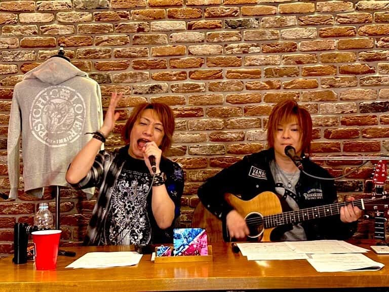 YOFFYさんのインスタグラム写真 - (YOFFYInstagram)「おはようございますJAPAN!! 昨晩の配信ご覧いただいた皆さんありがとうございましたm(__)m  いよいよワンマンまで一週間、ライブグッズも充実してマス！！ 盛り上がろうね🔥  https://www.youtube.com/live/T6Zcr5up0sM?si=r3oq1OoKjuI8b_VF」11月25日 7時35分 - yoffy_psychiclover