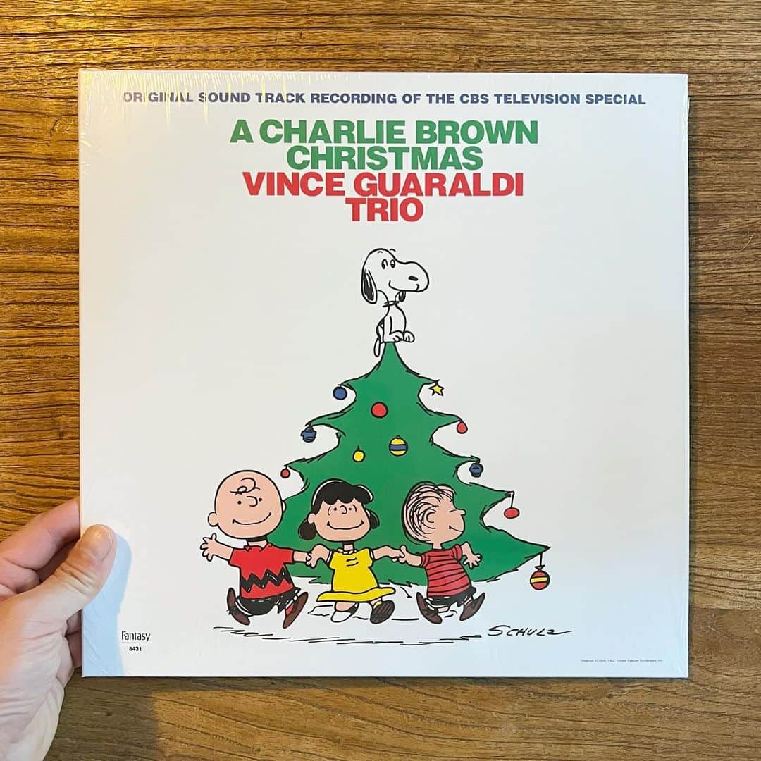 山田稔明のインスタグラム：「クリスマス定番、邦題は『スヌーピーのクリスマス』。明日のPRIMECATS RADIOはウィンターソング特集。メッセージとリクエストを募集中、皆さんのウィンターアンセムを教えてください。 #朝一番に聴くレコード」