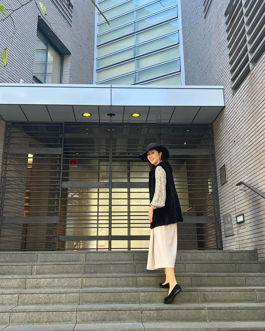 藤田陽子のインスタグラム：「登って、降りて…  最近、とっても忙しい私のスケジュール  お仕事に➕して母のこともあるし、自分のしたいことや用事をこなすと、1日に3〜4つの予定が入ってるの  もうすぐクリスマス  サンタが本当にいるのなら、今、私が1番欲しいプレゼントは…  何をしても疲れない体力❣️  @yoko.fujita.official  @definebeautyjapan  @define_beauty_japan   #クリスマス #クリスマスプレゼント #欲しいもの #サンタクロース #忙しい毎日 #旅行に行きたい #アラフィフ #アラフィフコーデ #アラフィフライフ #christmas #healthy #体力」