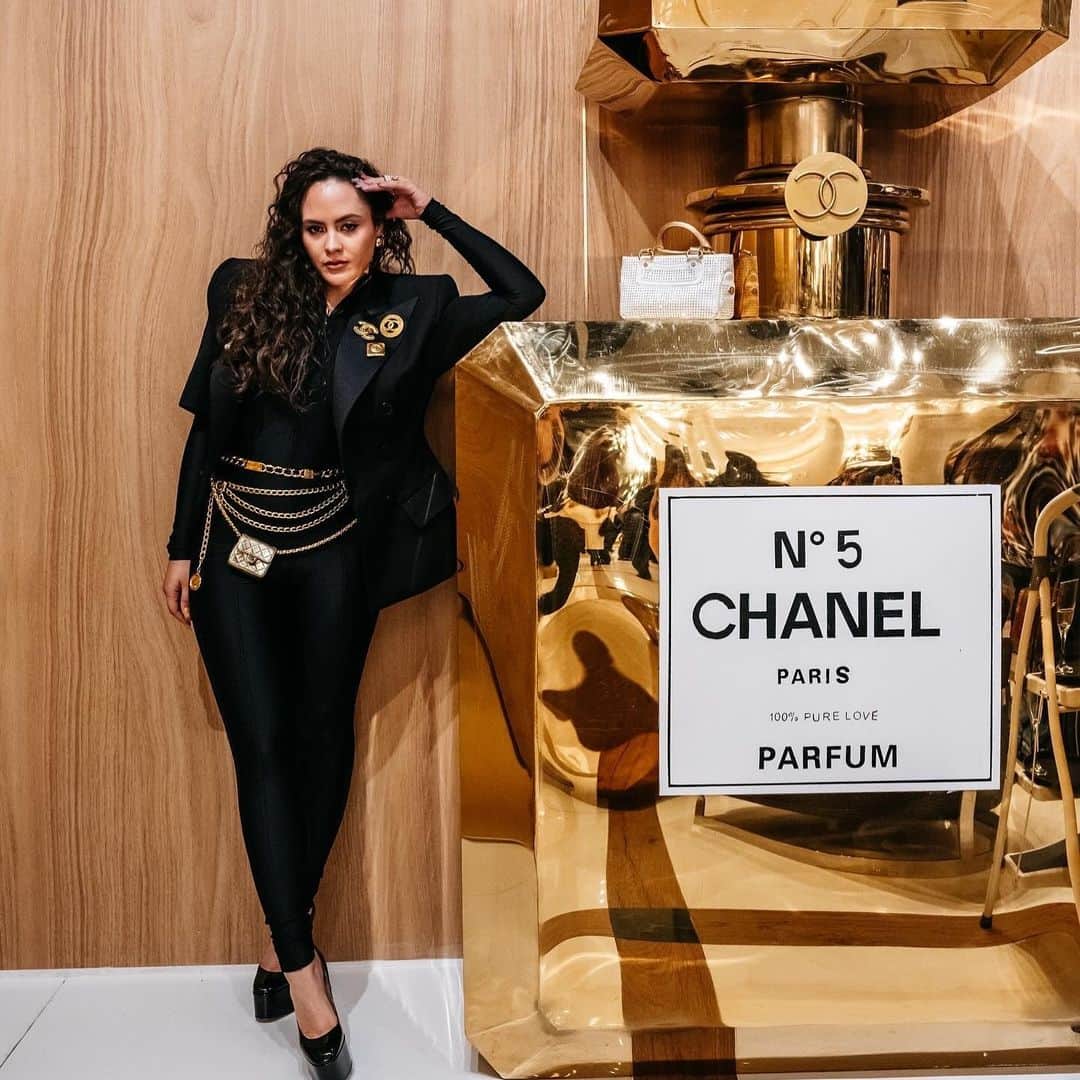 ワットゴーズアラウンドカムズアラウンドのインスタグラム：「Live NOW with fashion and luxury creator @itscassiethorpe . Join us now as Cassie showcases her favorite pre-loved Black Friday styles. 🤍」