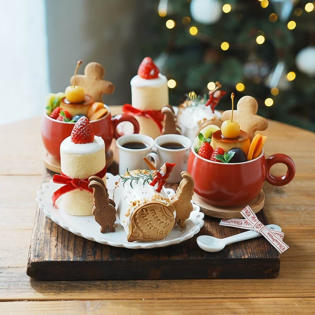 junjunのインスタグラム：「🎅🏻  キャンドルケーキ ブッシュドノエル マグカッププリンアラモード  @ouchicafe_jp #秋冬ほっこりおうちカフェ  #キャンドルケーキ #ブッシュドノエル #プリンアラモード #スノーマン #クリスマスケーキ #クリスマス #おうちカフェ #ホムカペ #cafestagram #カフェスタグラム #instacafe #カフェ部 #カフェ好きな人と繋がりたい #homemadesweets #手作りおやつ #お菓子作り好きな人と繋がりたい #今週もいただきます #キッチンからlove #私のおいしい写真 #インスタ探検隊 #KURASHIRU #おうちごはんLover  #フーディーテーブル #ごちそうさまが宝物 #コッタ #キナリノ #エルグルメ #マカロニメイト #IGersJP」