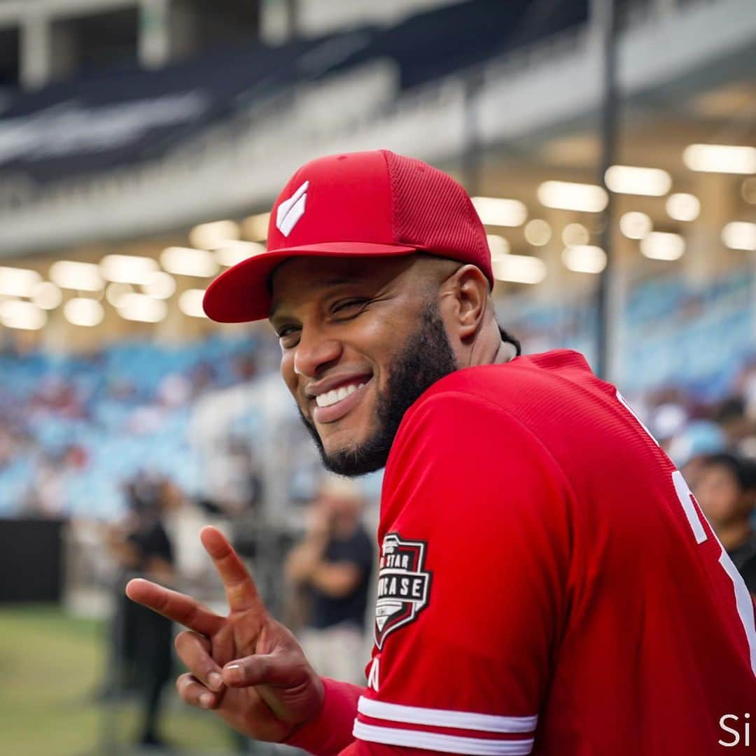 ディディ・グレゴリウスさんのインスタグラム写真 - (ディディ・グレゴリウスInstagram)「Dubai Game 1  We making history here playing the first professional baseball in  Dubai Professional league coming soon Sony #f1.4」11月25日 7時56分 - sirdidig18