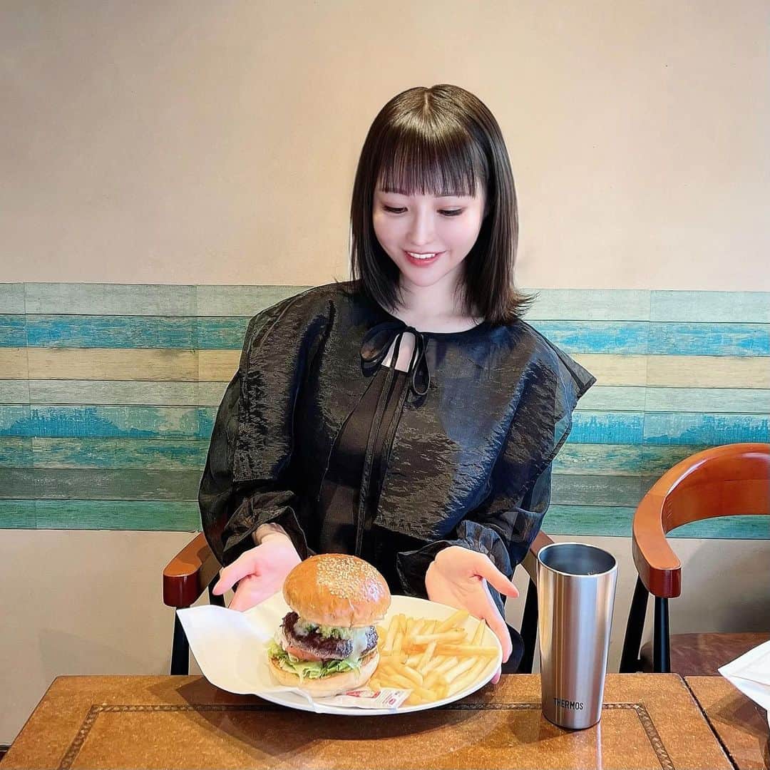 Machikoのインスタグラム：「ブロッコリーチーズバーガー🥦🧀🍔  #赤坂オーセンティック」